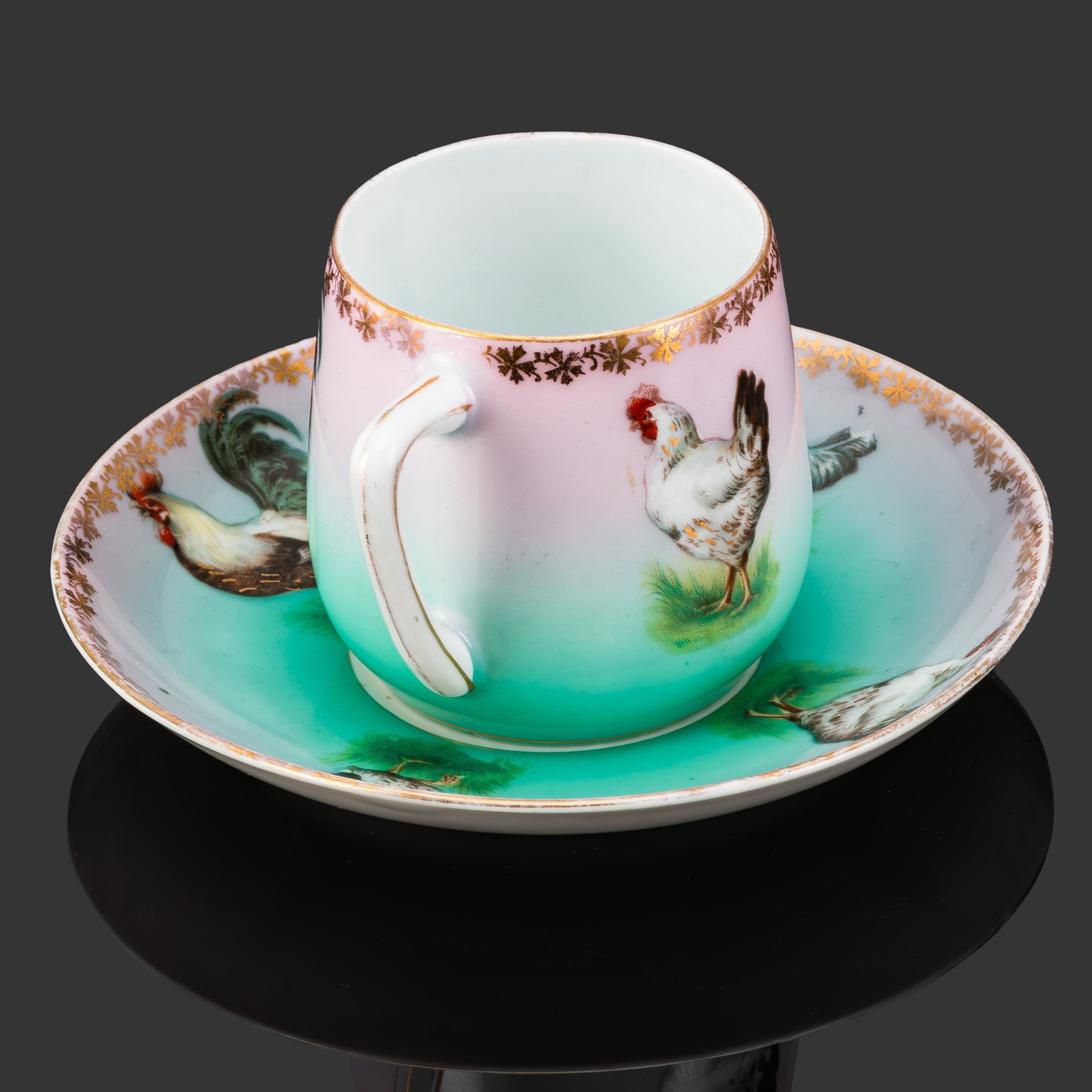 Кофейная пара с изображением куриц и петухов, фарфор, аэрография, деколь, золочение, Товарищество М.С. Кузнецова, Российская империя, 1897-1917 гг.