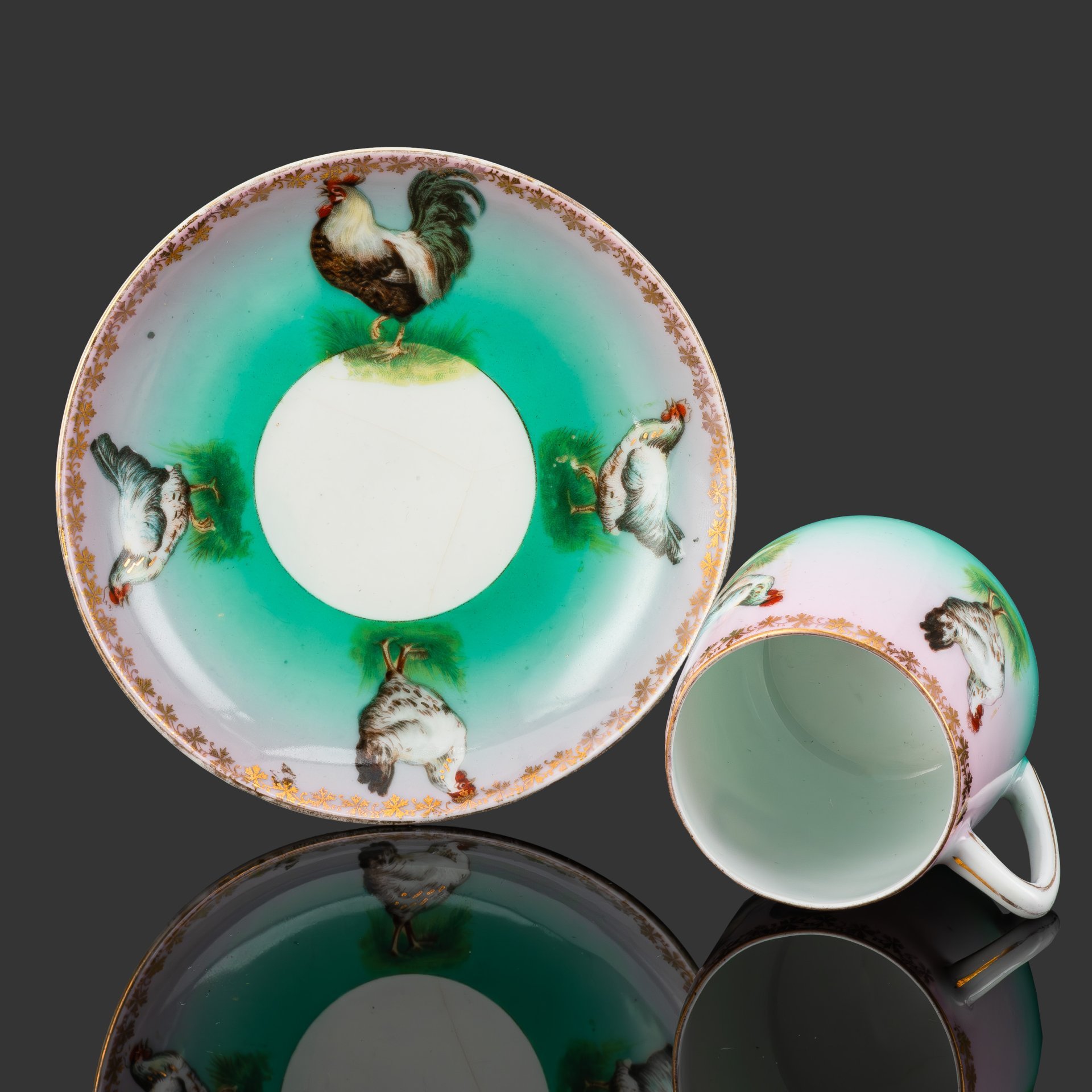 Кофейная пара с изображением куриц и петухов, фарфор, аэрография, деколь, золочение, Товарищество М.С. Кузнецова, Российская империя, 1897-1917 гг.