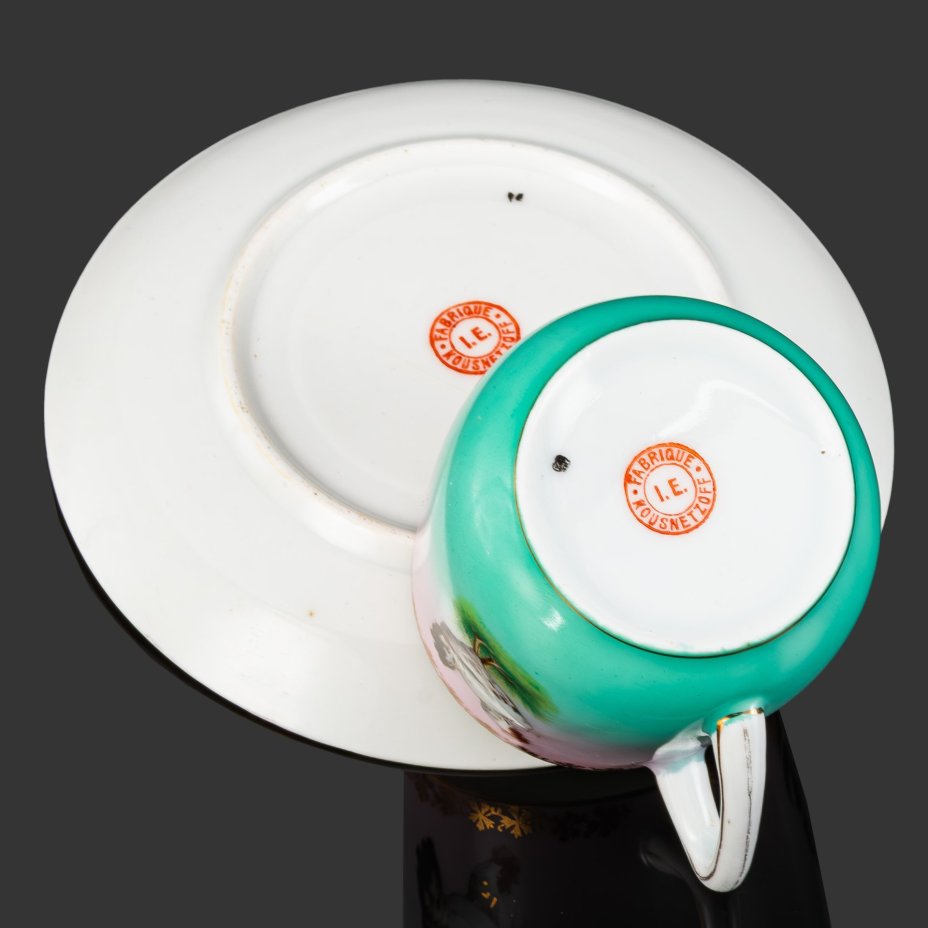 Кофейная пара с изображением куриц и петухов, фарфор, аэрография, деколь, золочение, Товарищество М.С. Кузнецова, Российская империя, 1897-1917 гг.