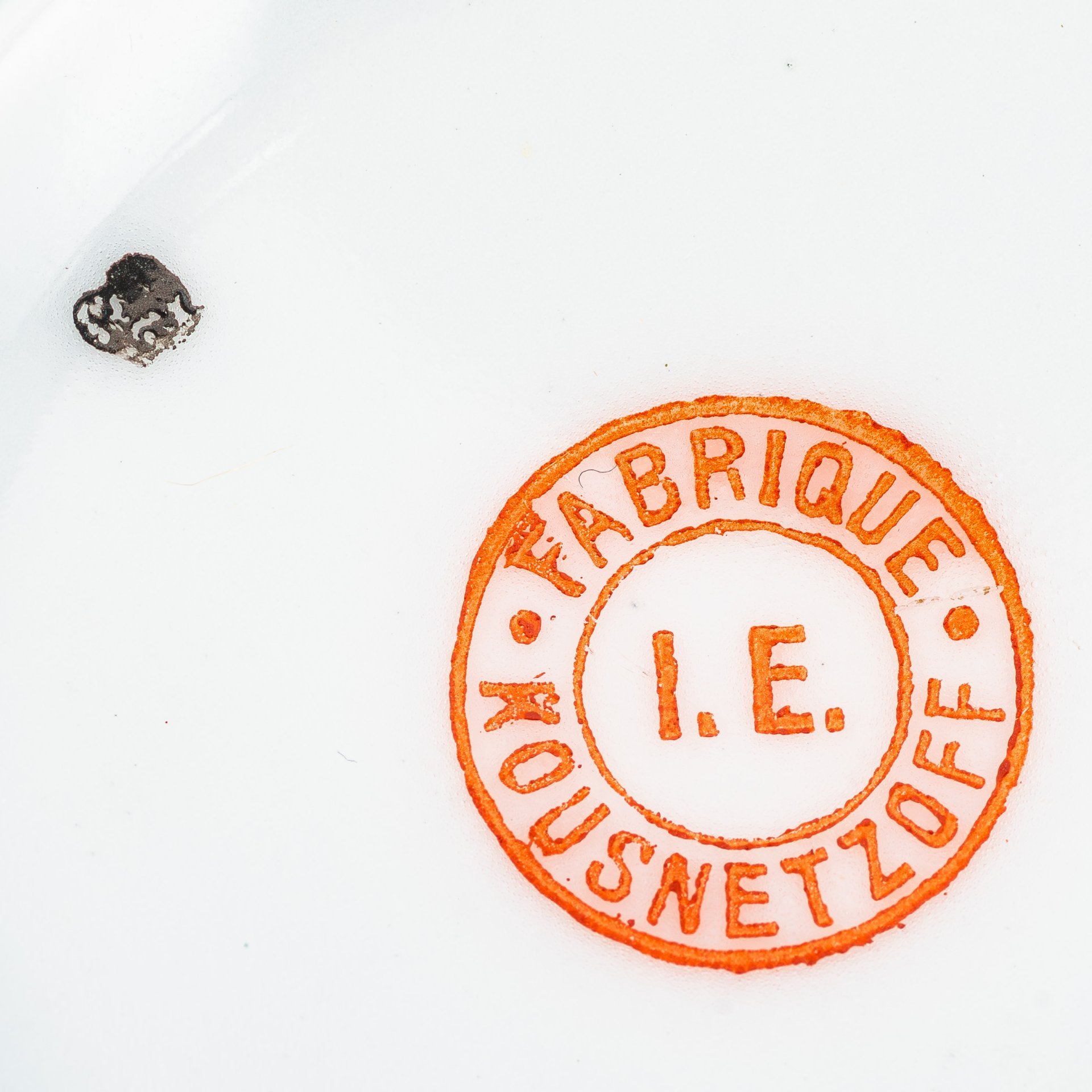 Кофейная пара с изображением куриц и петухов, фарфор, аэрография, деколь, золочение, Товарищество М.С. Кузнецова, Российская империя, 1897-1917 гг.