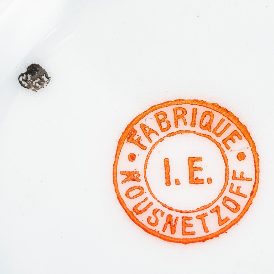 Кофейная пара с изображением куриц и петухов, фарфор, аэрография, деколь, золочение, Товарищество М.С. Кузнецова, Российская империя, 1897-1917 гг.