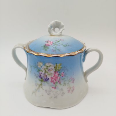 Сахарница с декором из полевых цветов, фарфор, крытье, деколь, золочение, Российская империя, 1880-1910 гг.