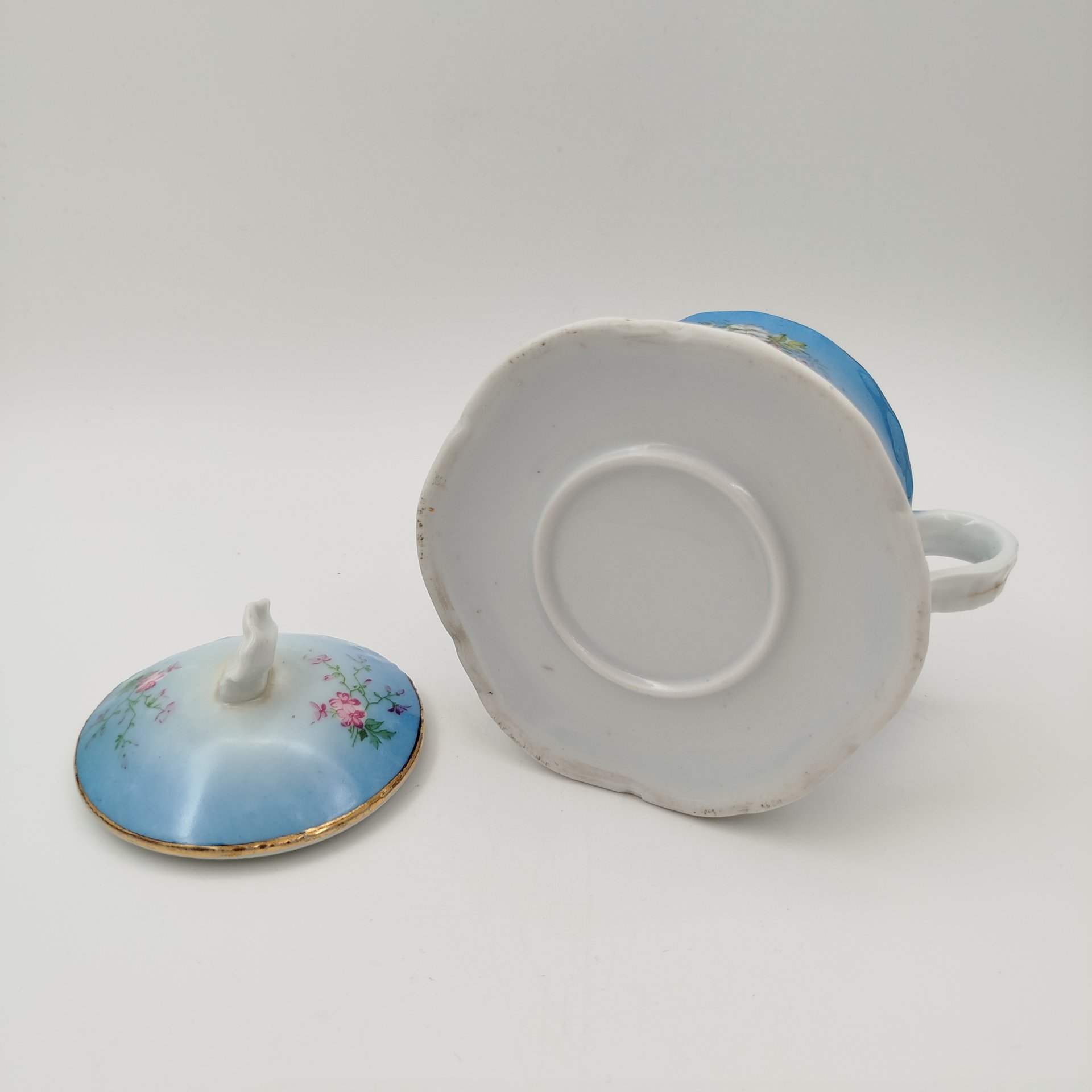 Сахарница с декором из полевых цветов, фарфор, крытье, деколь, золочение, Российская империя, 1880-1910 гг.