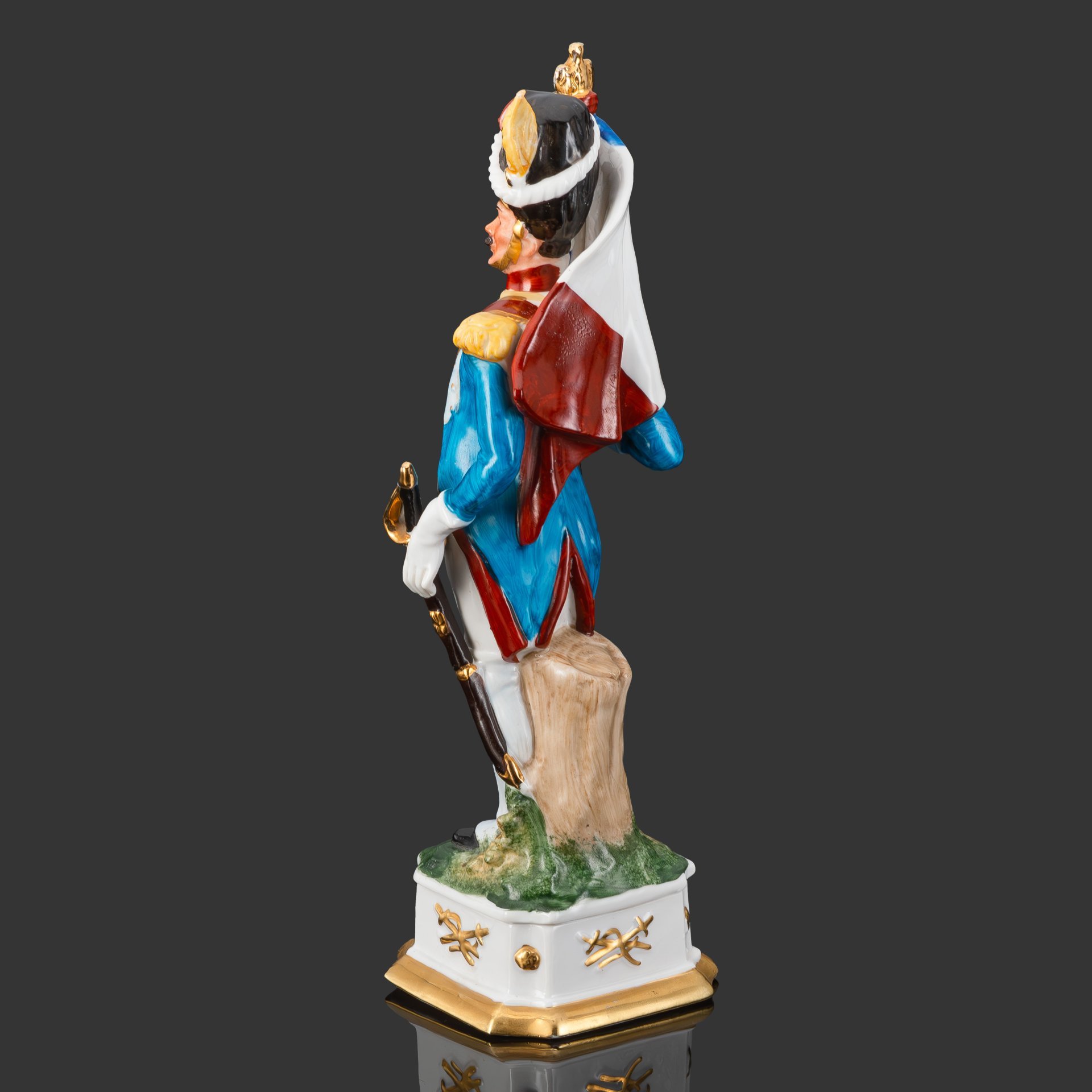 Статуэтка "Знаменосец" из серии "Армия Наполеона", мануфактура Muhr (г. Шарлеруа), фарфор, роспись, золочение, Бельгия, 1960-1980 гг.