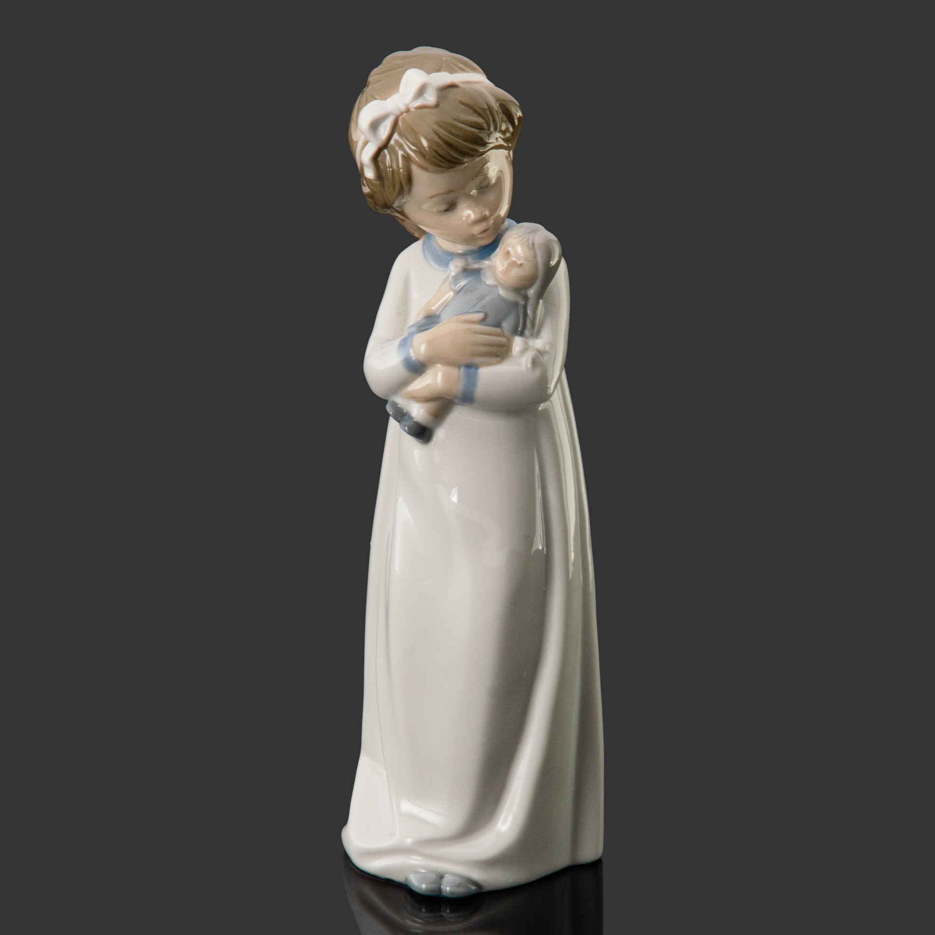 Статуэтка "Девочка с куклой", фарфор, роспись, NAO Porcelain, Испания, 1970-2000 гг.