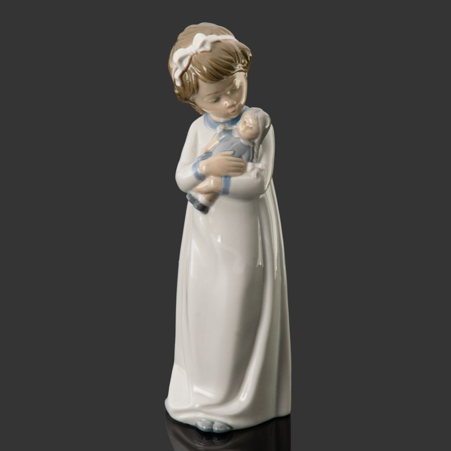 Статуэтка "Девочка с куклой", фарфор, роспись, NAO Porcelain, Испания, 1970-2000 гг.
