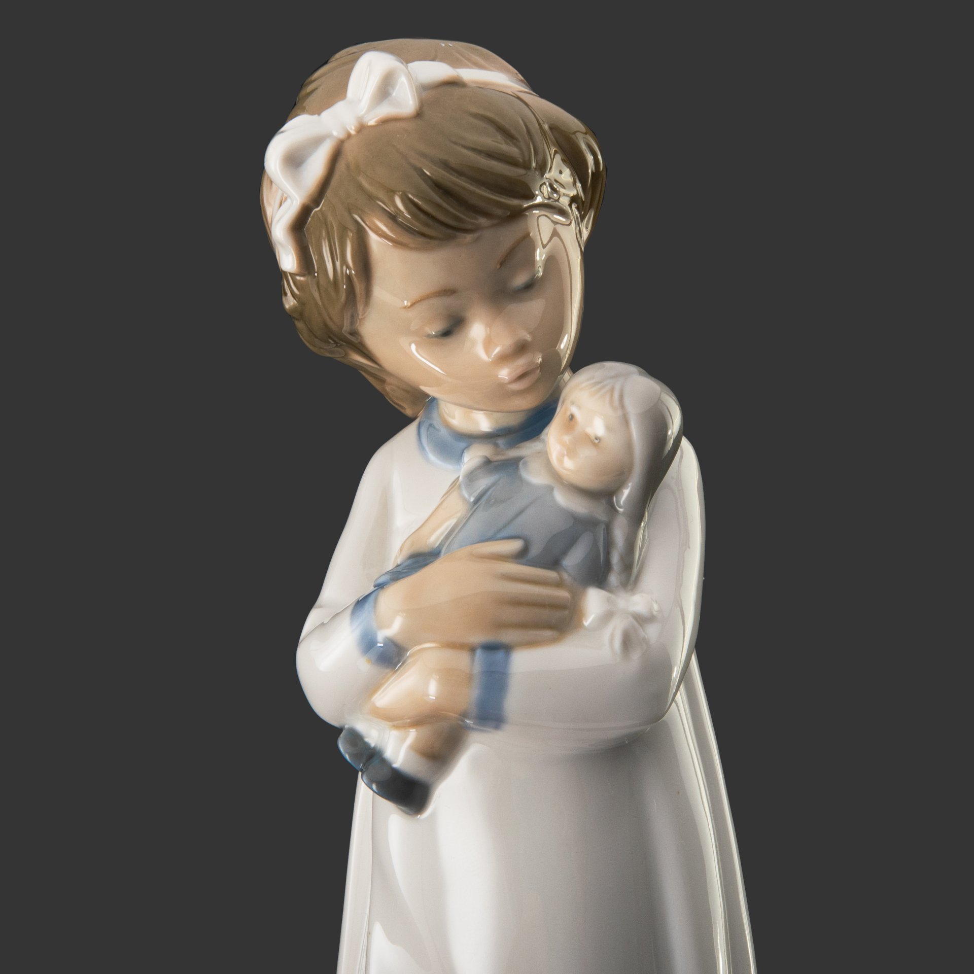Статуэтка "Девочка с куклой", фарфор, роспись, NAO Porcelain, Испания, 1970-2000 гг.