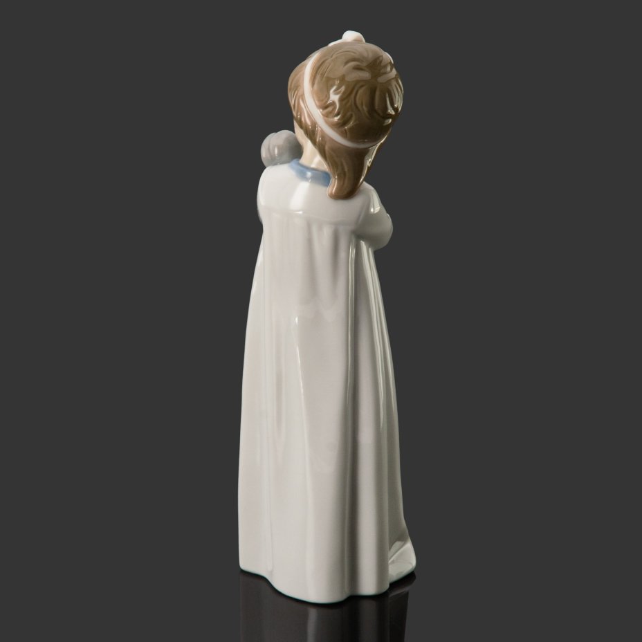 Статуэтка "Девочка с куклой", фарфор, роспись, NAO Porcelain, Испания, 1970-2000 гг.