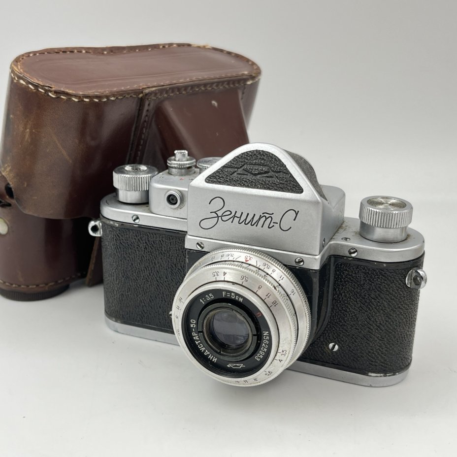 Фотоаппарат (нерабочий) "Зенит-С" с объективом "Индустар-50" 1:3,5, F=5 cm, в кофре, металл, стекло, кожа, Красногорский механический завод (КМЗ), СССР, 1956 г.