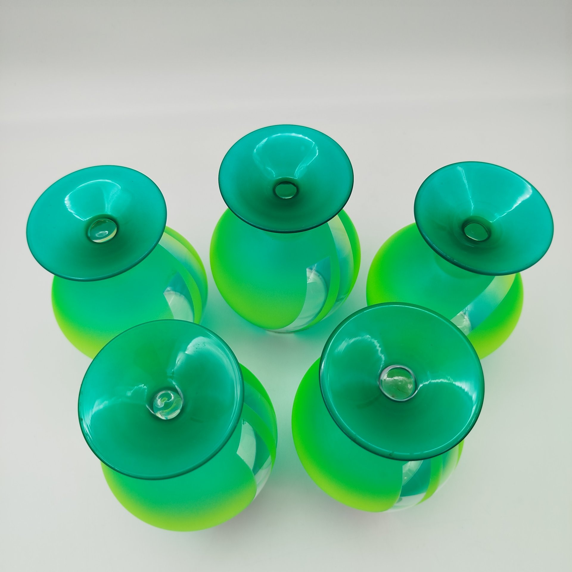 Набор бокалов зеленого цвета на 5 персон, стекло, матовое, Гусевской хрустальный завод (Гусь-Хрустальный), Российская Федерация, 1990-2010 гг.