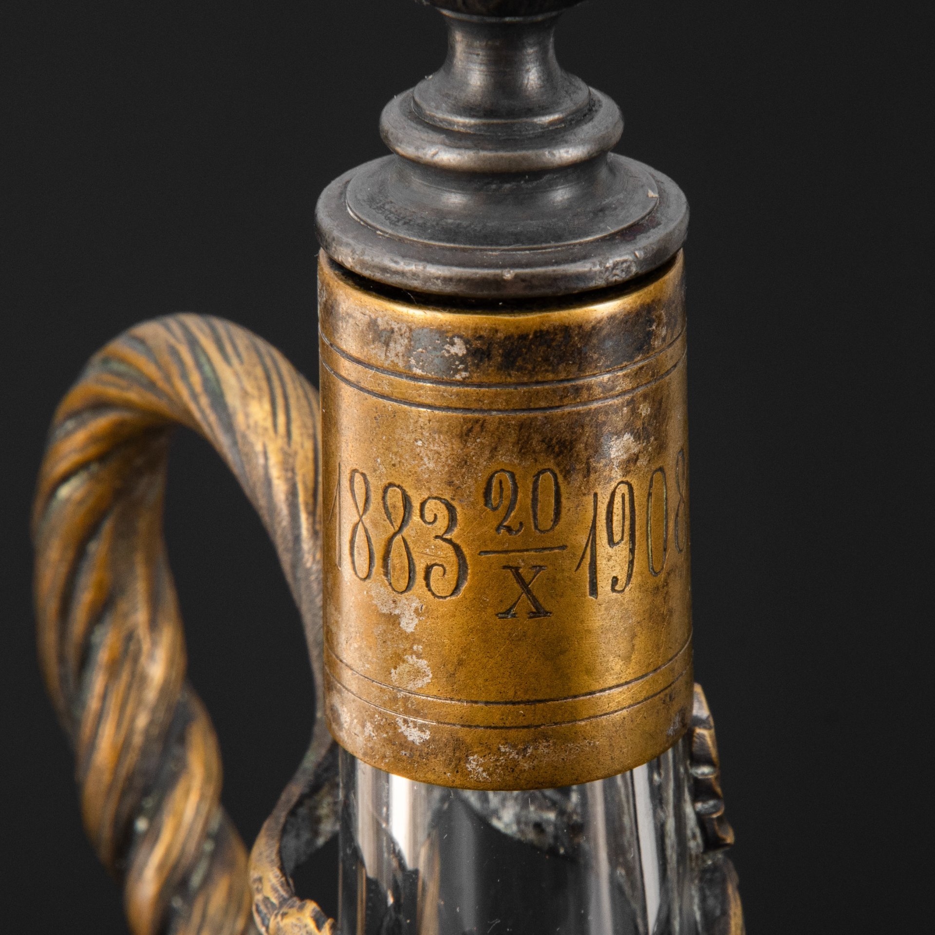 Набор для крепких напитков, состоящий из подноса, графина и четырех стопок на подставках, с растительным декором и дарственной надписью "Въ память отъ любящихъ дѣтей XXV" и "1883.20.10/1908", стекло, металл, серебрение, Plewkiewicz & Co. (Фабрика Романа Плевкевича), Царство Польское, 1908 г.