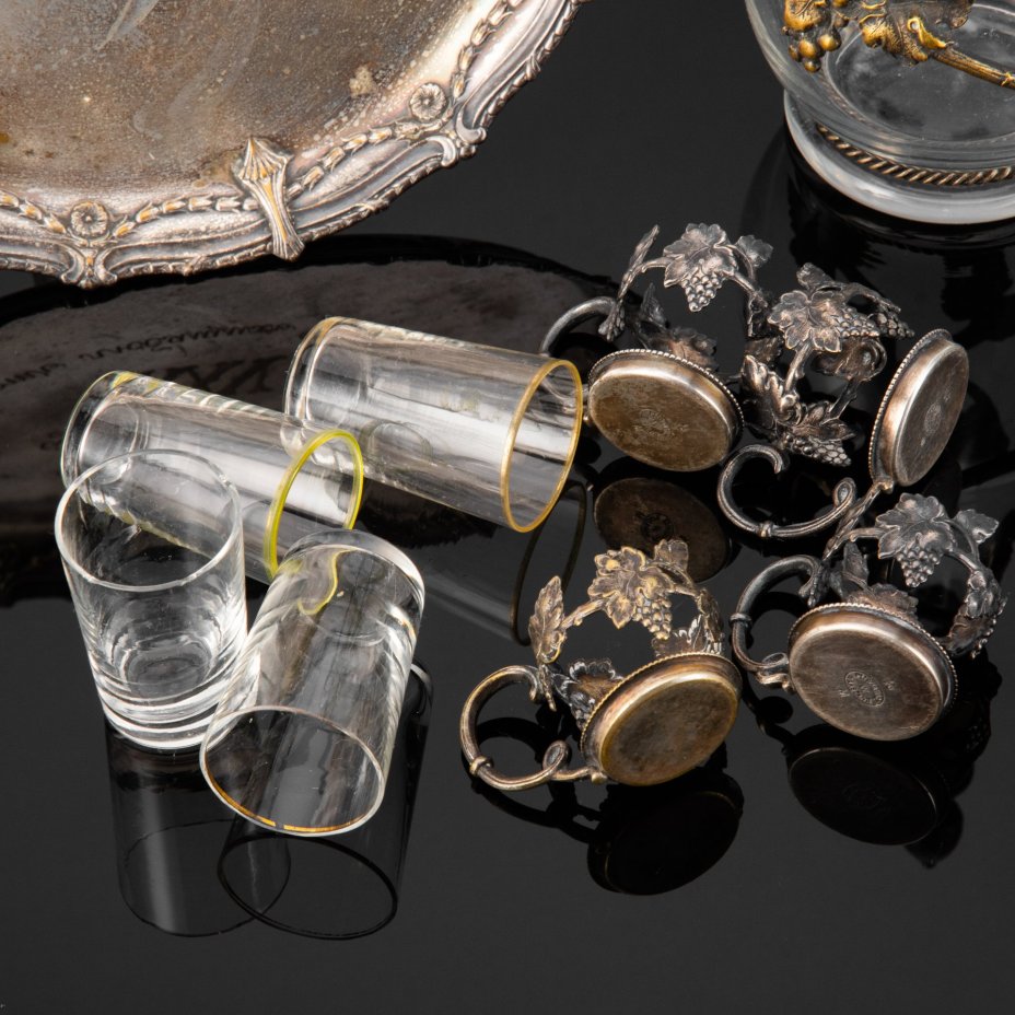 Набор для крепких напитков, состоящий из подноса, графина и четырех стопок на подставках, с растительным декором и дарственной надписью "Въ память отъ любящихъ дѣтей XXV" и "1883.20.10/1908", стекло, металл, серебрение, Plewkiewicz & Co. (Фабрика Романа Плевкевича), Царство Польское, 1908 г.