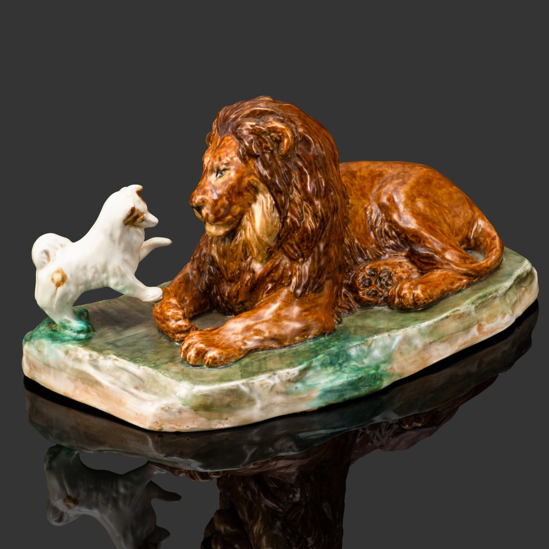 [Авторская] Скульптура "Лев и собачка", авторская подпись Е.М. Гуревич, фаянс, роспись, Гжельский керамический завод, СССР, 1930-1950 гг.