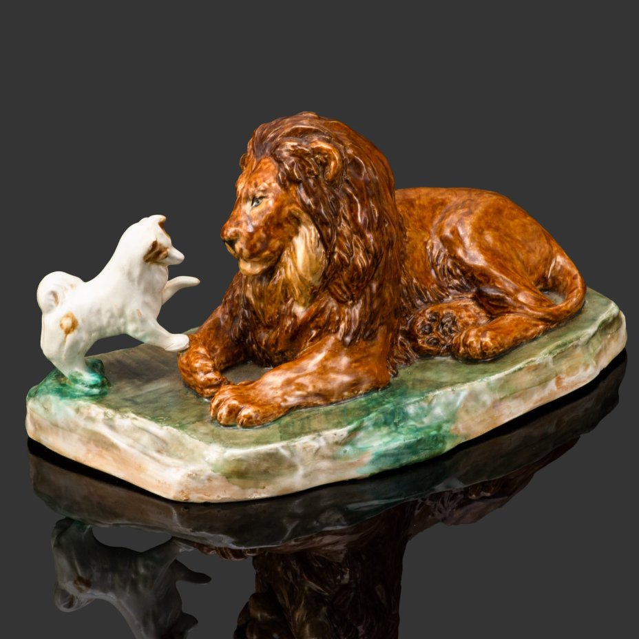 [Авторская] Скульптура "Лев и собачка", авторская подпись Е.М. Гуревич, фаянс, роспись, Гжельский керамический завод, СССР, 1930-1950 гг.