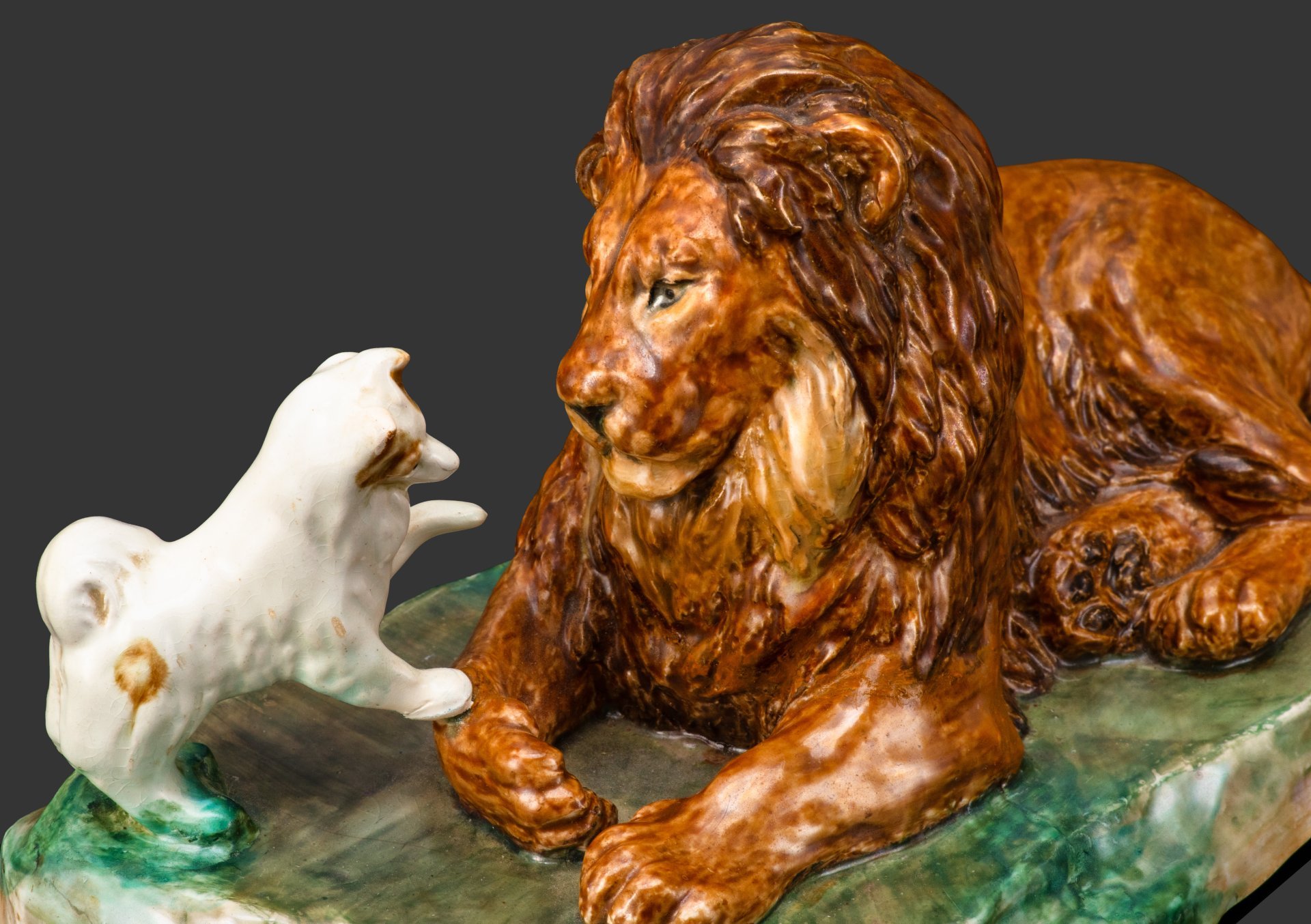 [Авторская] Скульптура "Лев и собачка", авторская подпись Е.М. Гуревич, фаянс, роспись, Гжельский керамический завод, СССР, 1930-1950 гг.