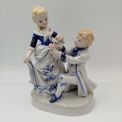 Статуэтка "Галантная сцена", фарфор, роспись, деколь, золочение, Азия, 2010-2015 гг.