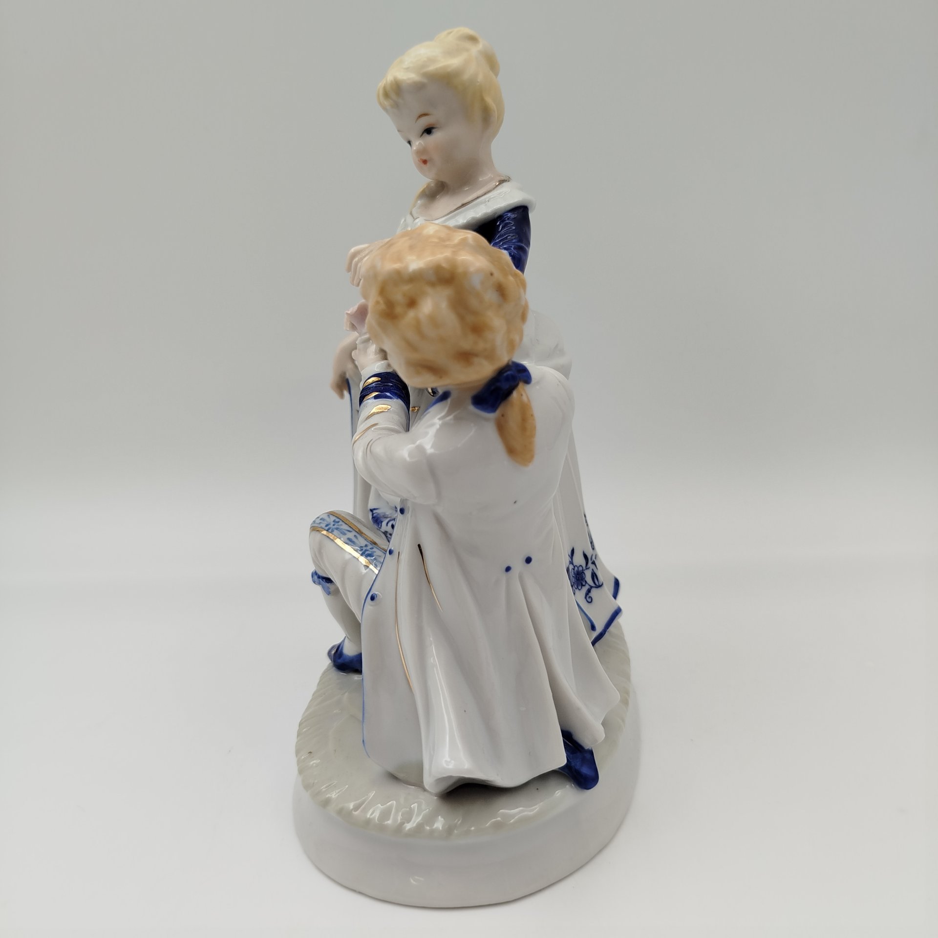 Статуэтка "Галантная сцена", фарфор, роспись, деколь, золочение, Азия, 2010-2015 гг.