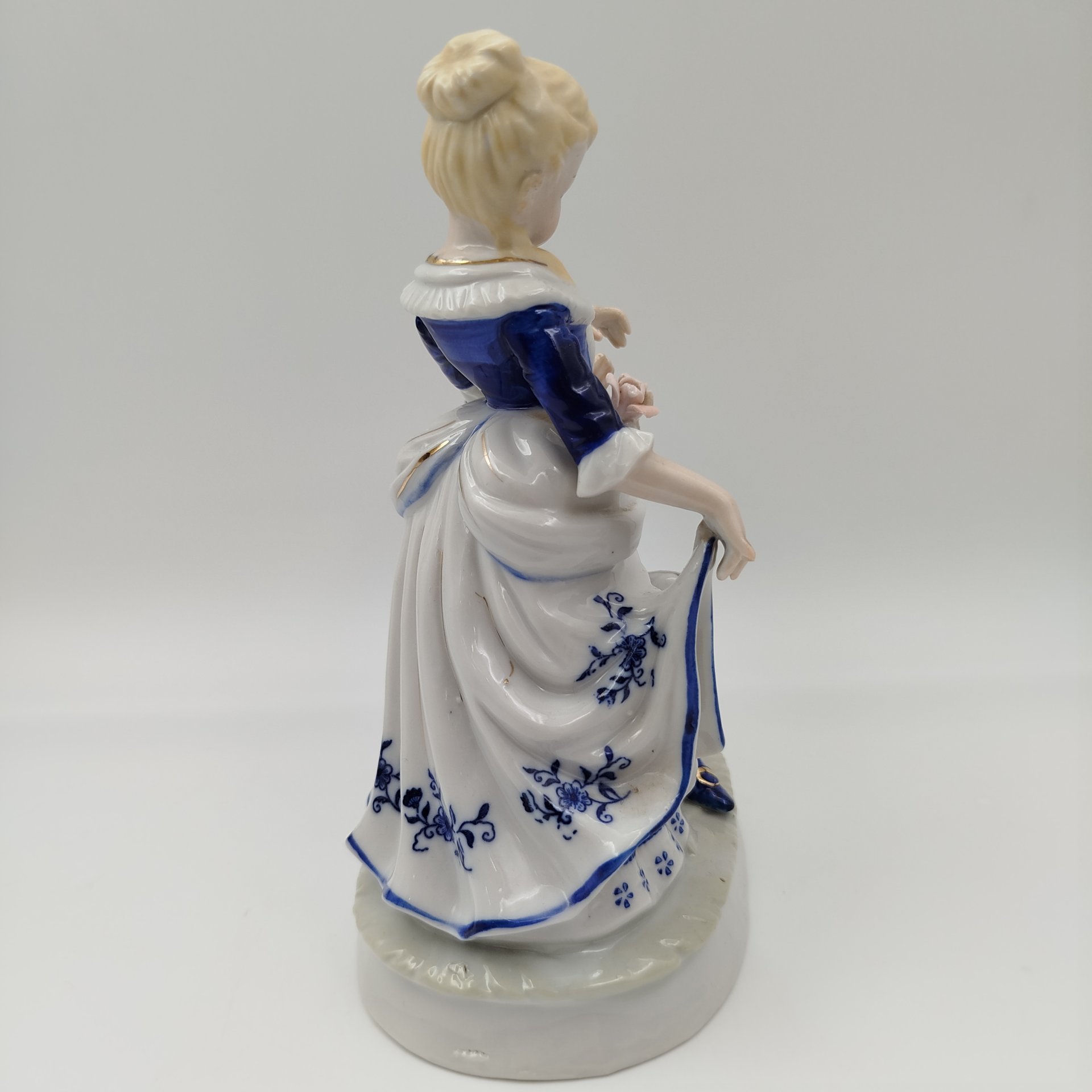 Статуэтка "Галантная сцена", фарфор, роспись, деколь, золочение, Азия, 2010-2015 гг.