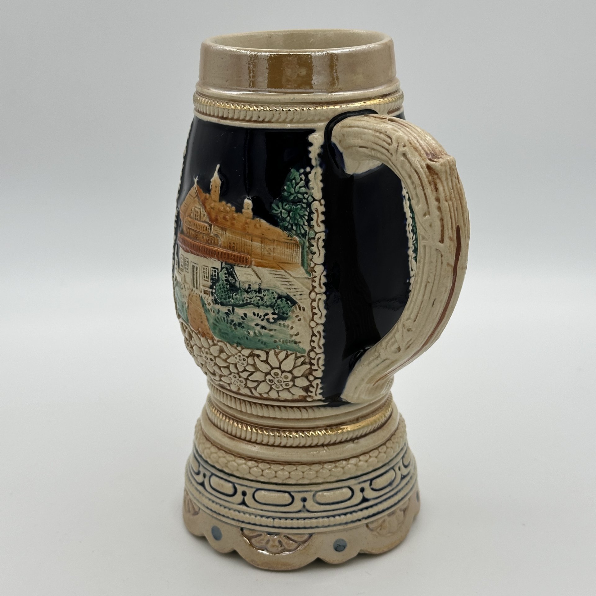Кружка пивная, украшенная сценой флирта  в трактире (хозяйка и два гостя), керамика, рельеф, люстр, Marzi & Remy, Marzi & Remy