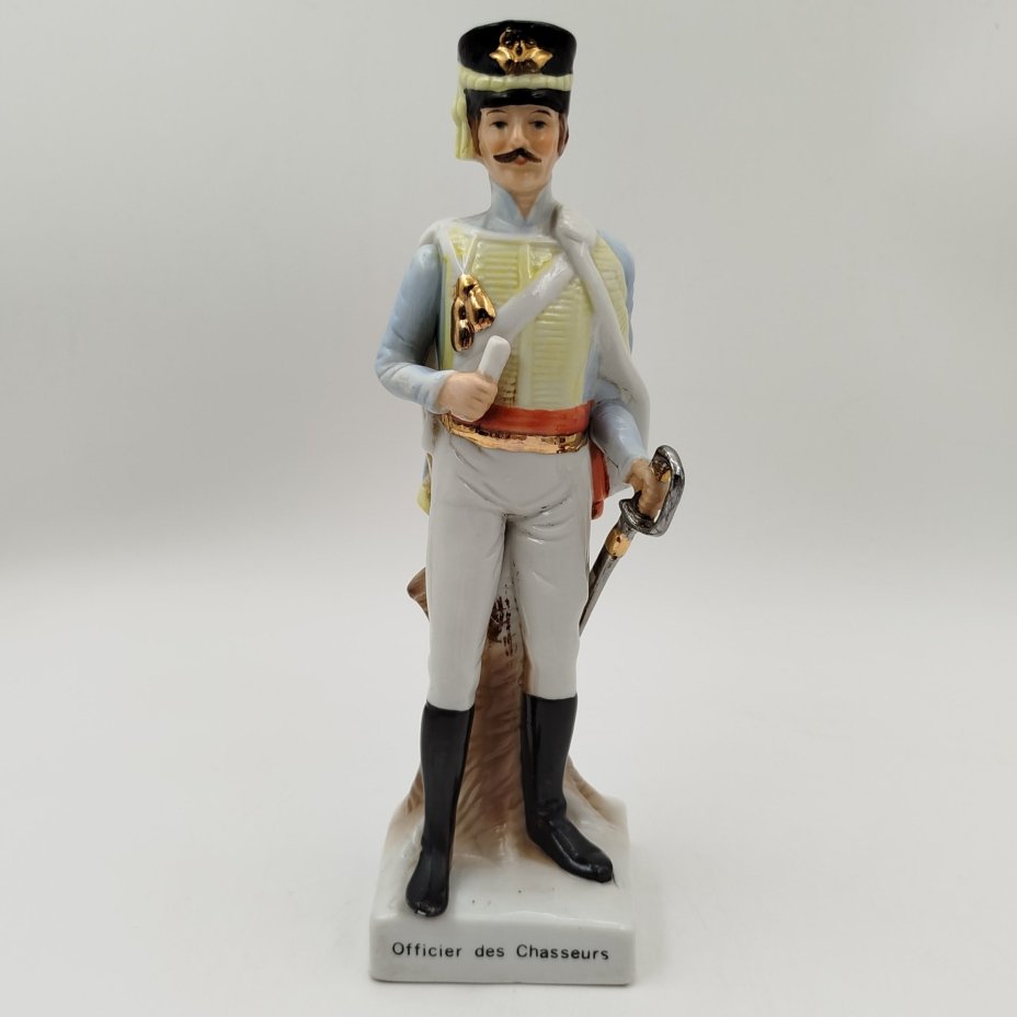 Статуэтка  "Officier des Chasseurs" ("Офицер конных егерей"), фарфор, роспись, золочение, Западная Европа, 1960-1990 гг.