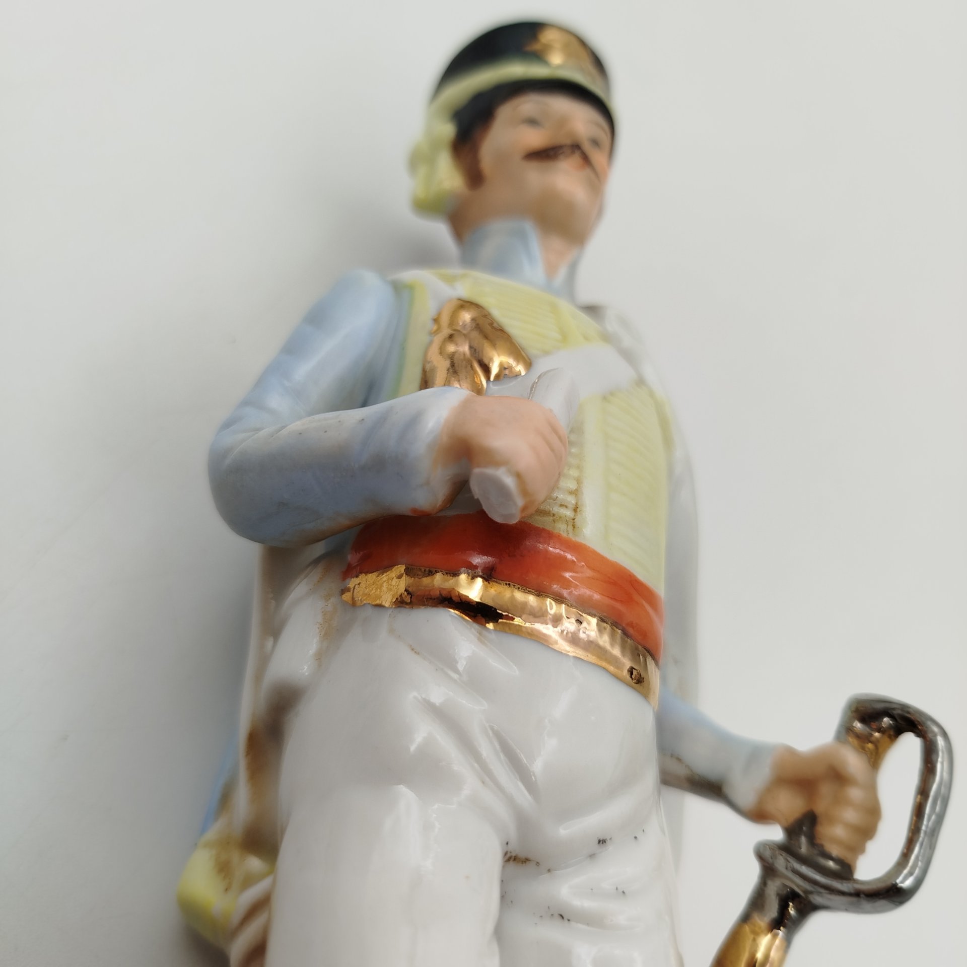 Статуэтка  "Officier des Chasseurs" ("Офицер конных егерей"), фарфор, роспись, золочение, Западная Европа, 1960-1990 гг.