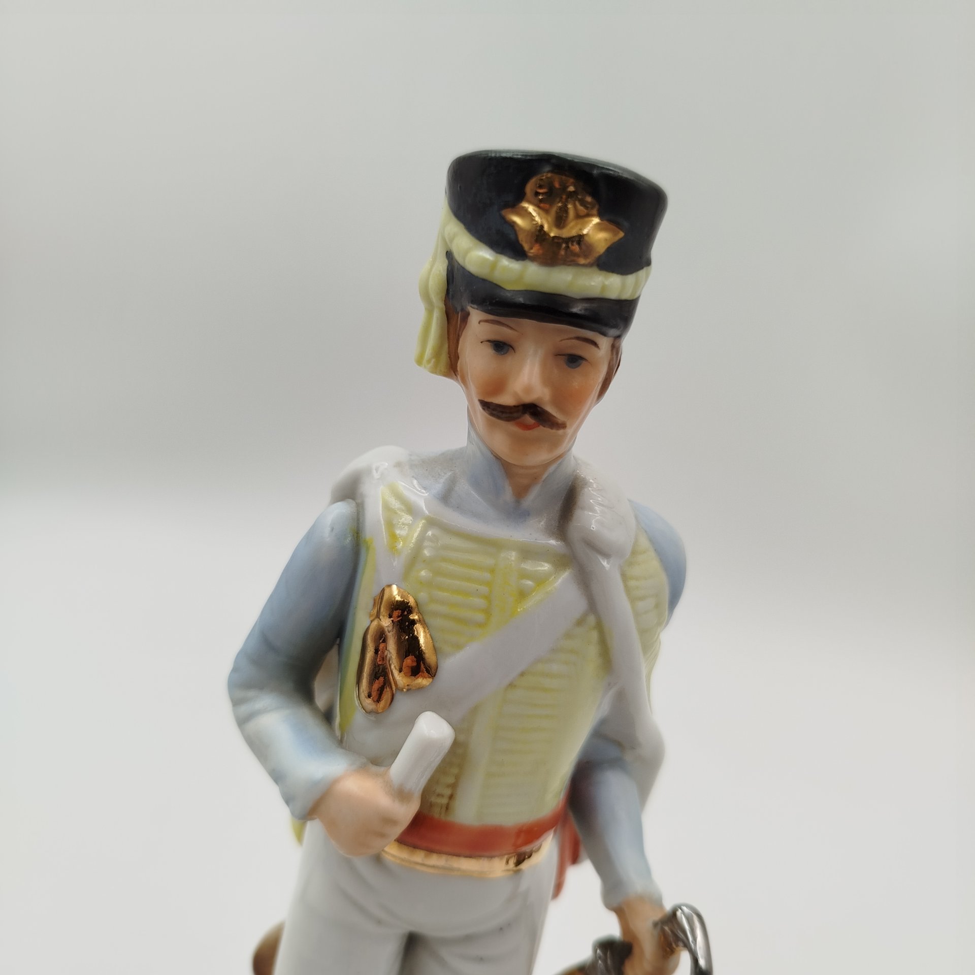 Статуэтка  "Officier des Chasseurs" ("Офицер конных егерей"), фарфор, роспись, золочение, Западная Европа, 1960-1990 гг.