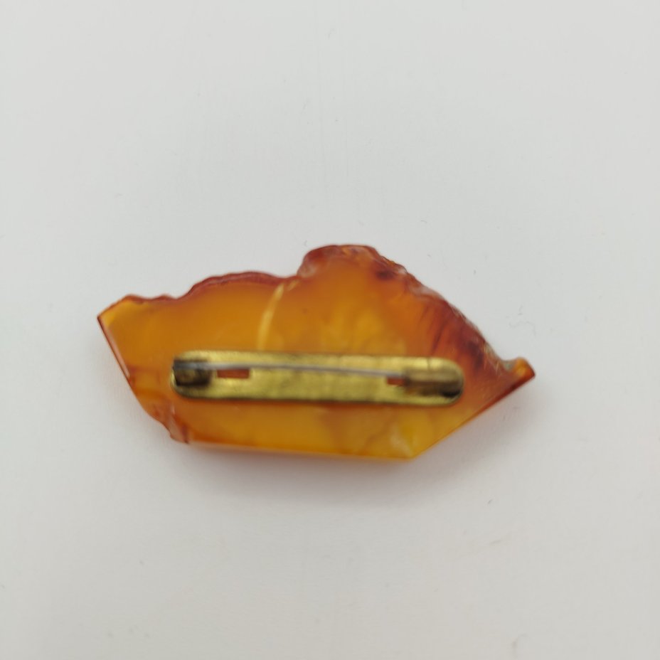 Брошь из матового янтаря