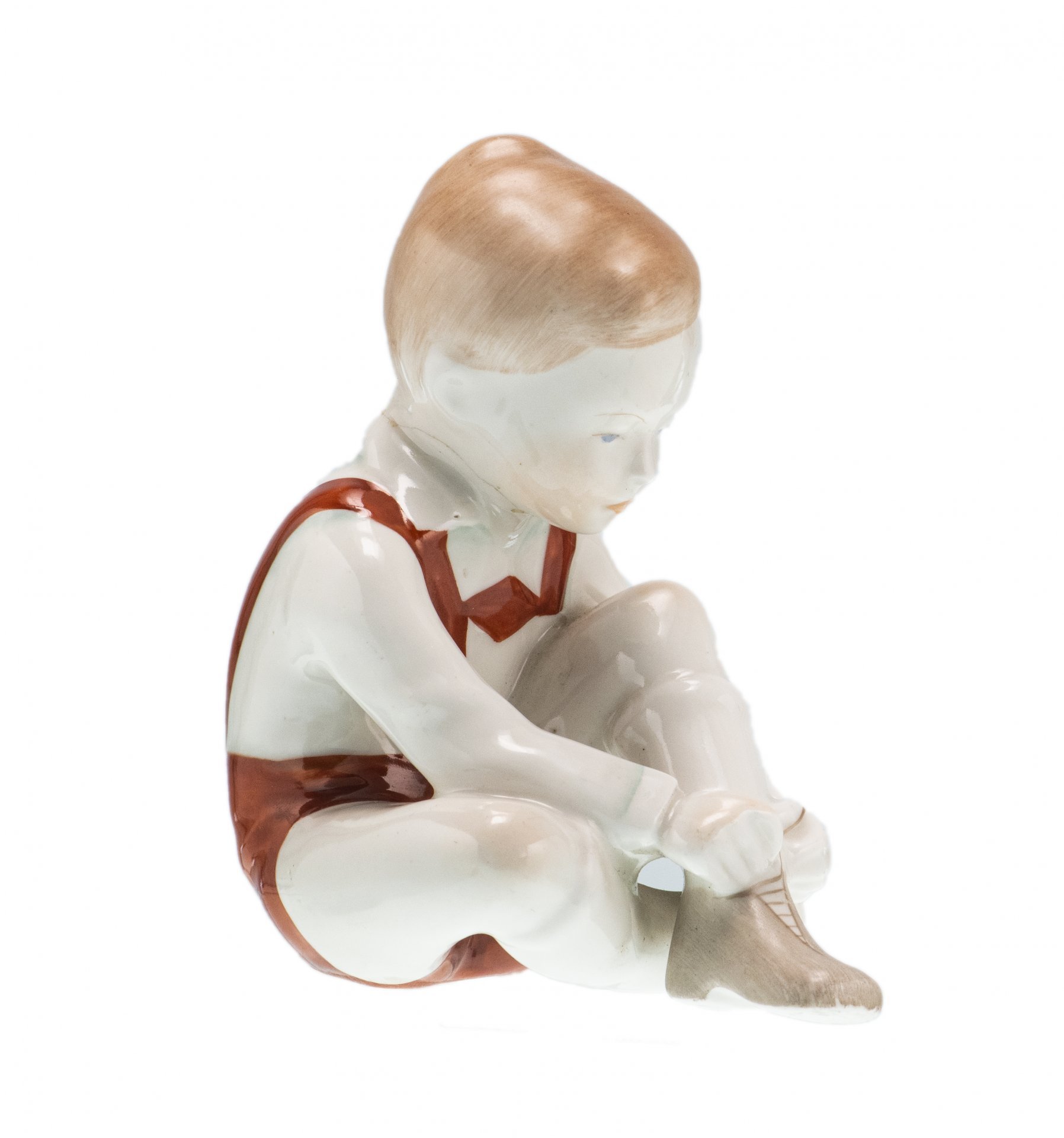 Статуэтка "Мальчик за примеркой", фарфор, роспись, мануфактура "Аquincum porcelain", Венгрия, 1970-1990 гг
