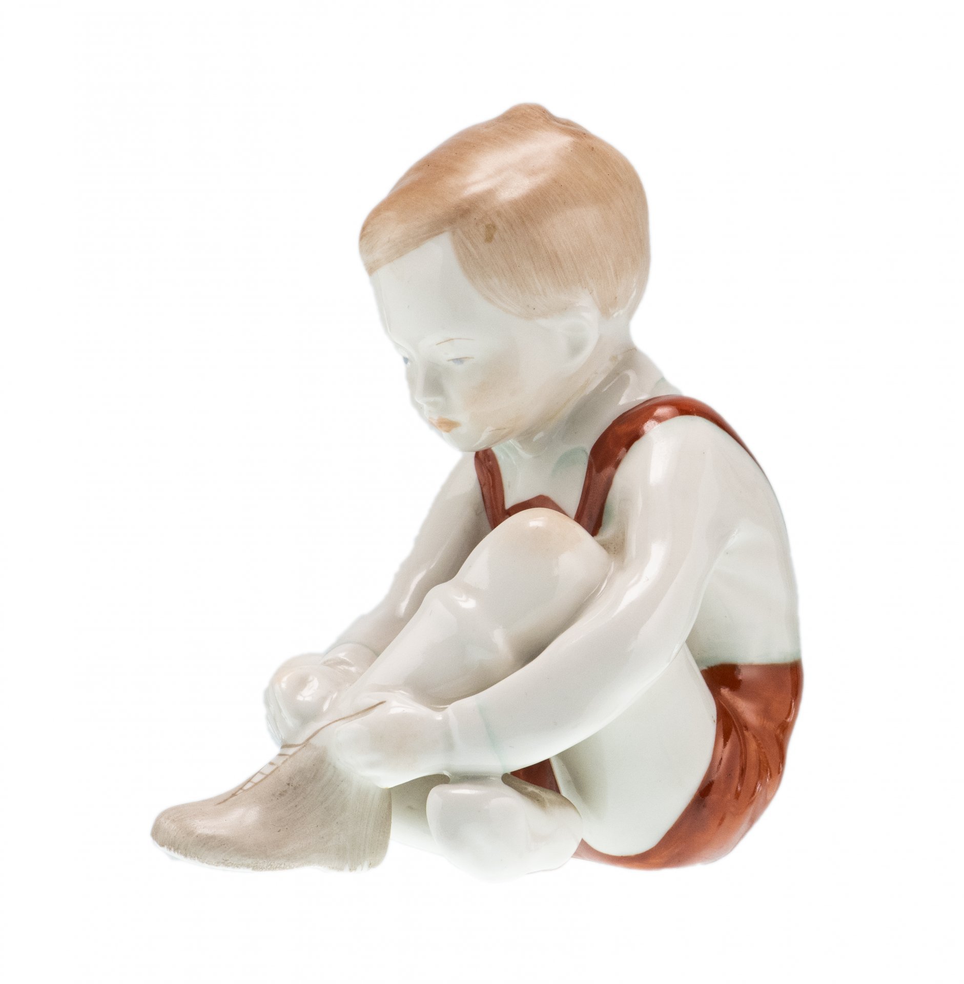 Статуэтка "Мальчик за примеркой", фарфор, роспись, мануфактура "Аquincum porcelain", Венгрия, 1970-1990 гг
