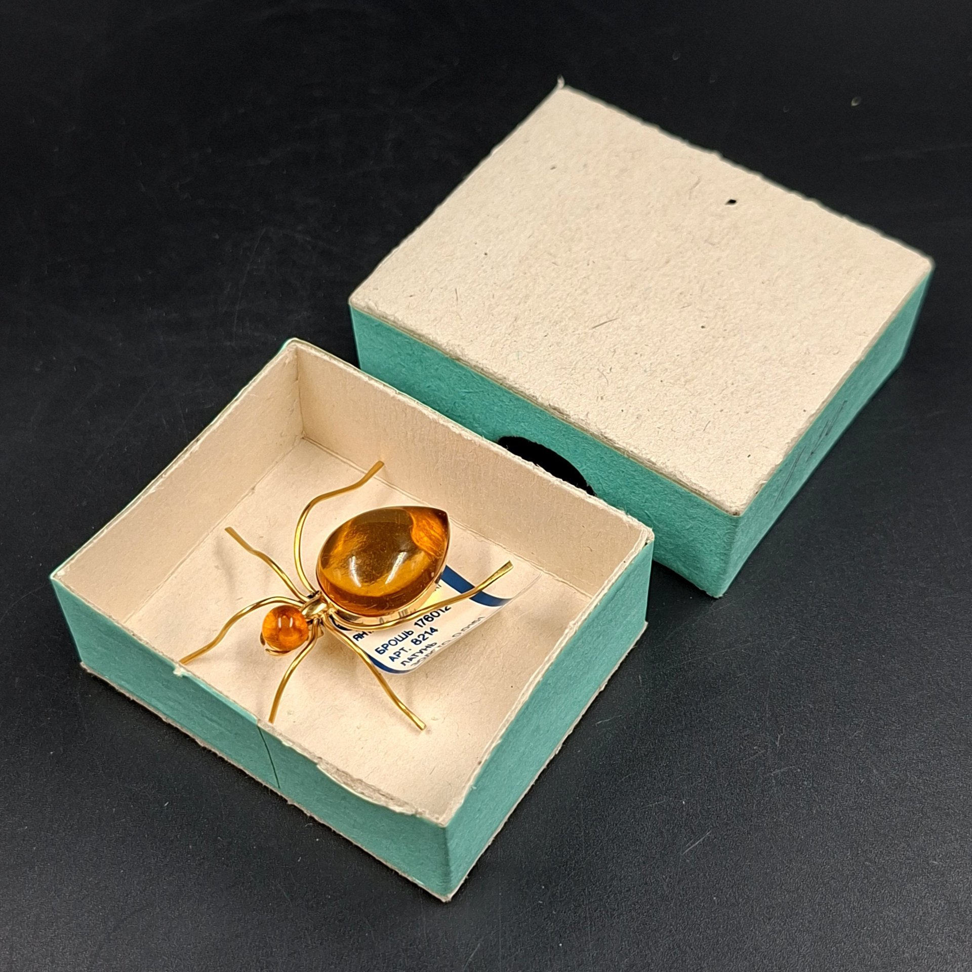 Брошь винтажная "Паук" в оригинальной коробке, янтарь, латунь, золочение, картон, Калининградский янтарный комбинат, СССР, 1987-1992 гг.