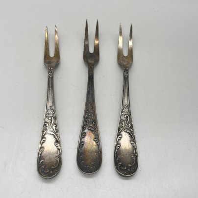 Набор из 3 вилок для лимона с растительным декором на ручке, мельхиор (медь-никель), Кольчугинский завод цветных металлов, СССР, 1950-1960 гг.