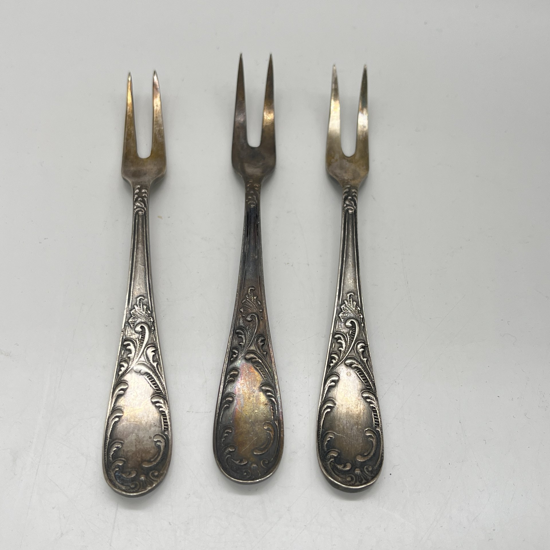 Набор из 3 вилок для лимона с растительным декором на ручке, мельхиор (медь-никель), Кольчугинский завод цветных металлов, СССР, 1950-1960 гг.