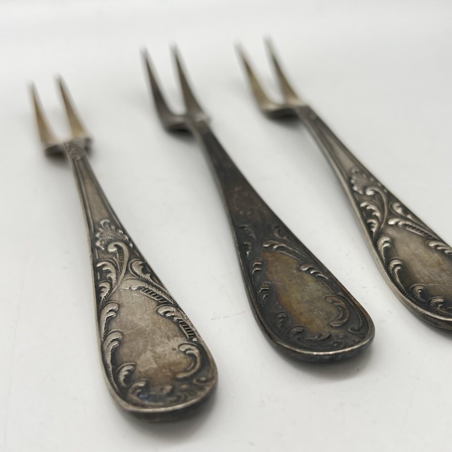 Набор из 3 вилок для лимона с растительным декором на ручке, мельхиор (медь-никель), Кольчугинский завод цветных металлов, СССР, 1950-1960 гг.