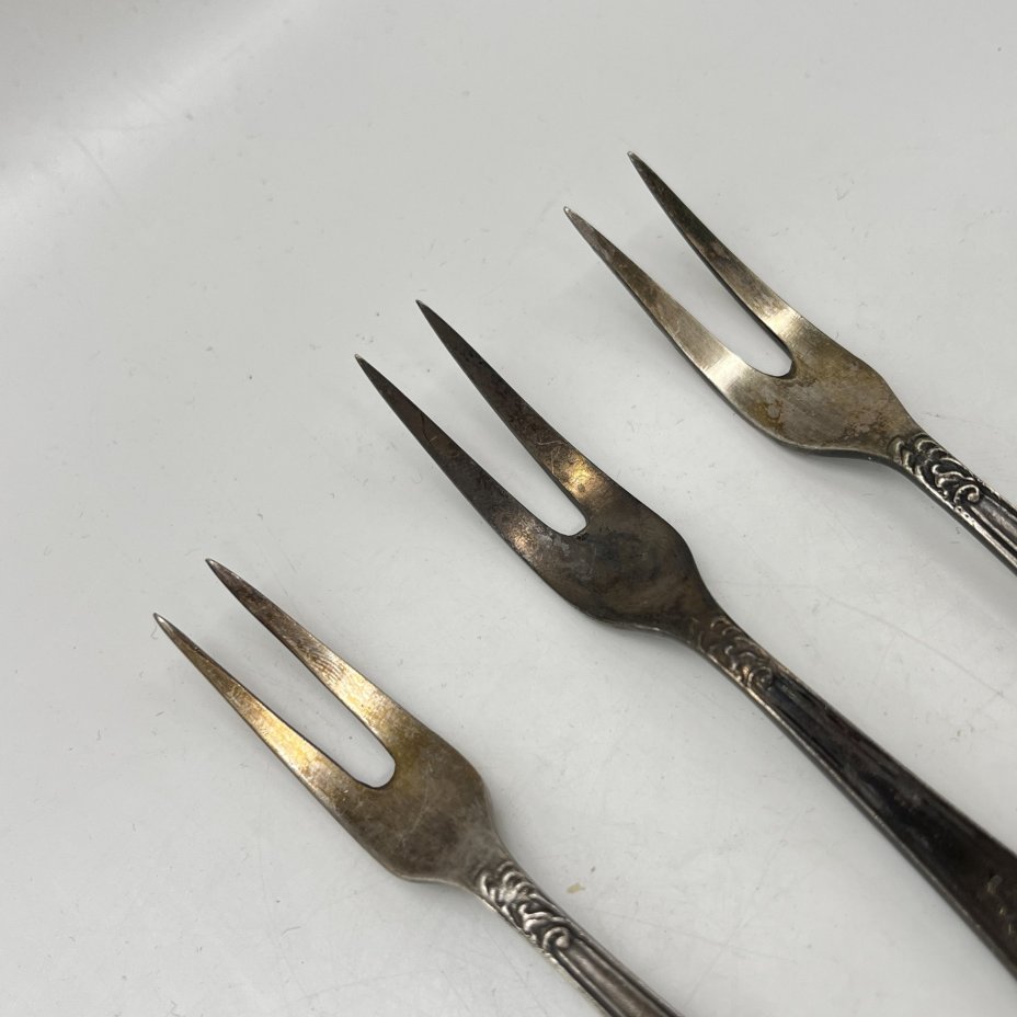 Набор из 3 вилок для лимона с растительным декором на ручке, мельхиор (медь-никель), Кольчугинский завод цветных металлов, СССР, 1950-1960 гг.