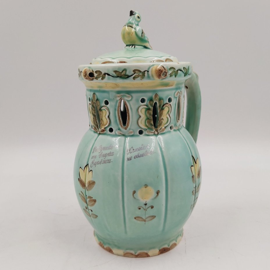 Кружка-шутиха с цветочным декором и фигурой птички на крышке (с дарственной надписью), фаянс, роспись, Конаковский фаянсовый завод им. М.И. Калинина (ЗиК Конаково), СССР, 1953 г.