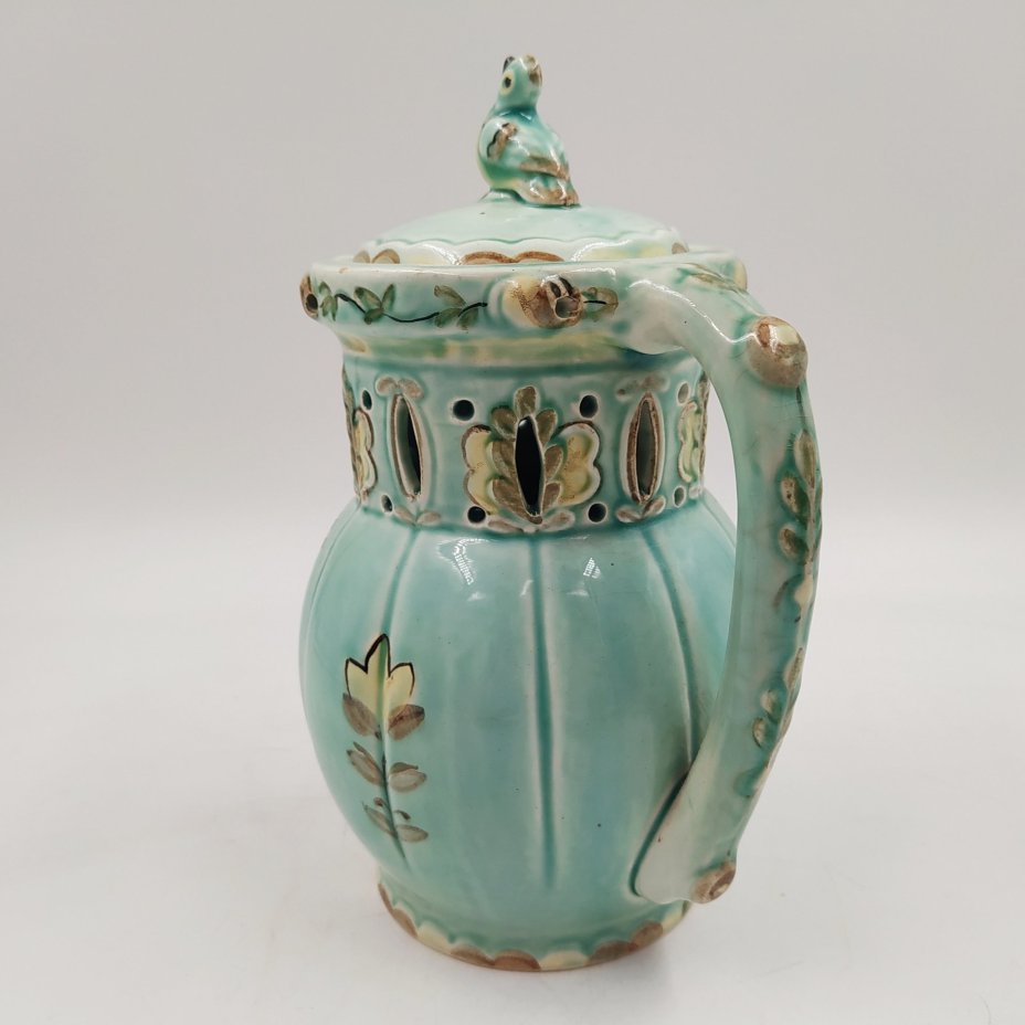 Кружка-шутиха с цветочным декором и фигурой птички на крышке (с дарственной надписью), фаянс, роспись, Конаковский фаянсовый завод им. М.И. Калинина (ЗиК Конаково), СССР, 1953 г.