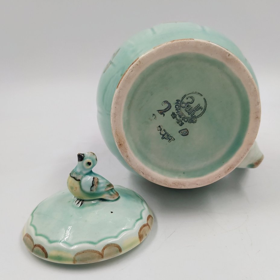 Кружка-шутиха с цветочным декором и фигурой птички на крышке (с дарственной надписью), фаянс, роспись, Конаковский фаянсовый завод им. М.И. Калинина (ЗиК Конаково), СССР, 1953 г.