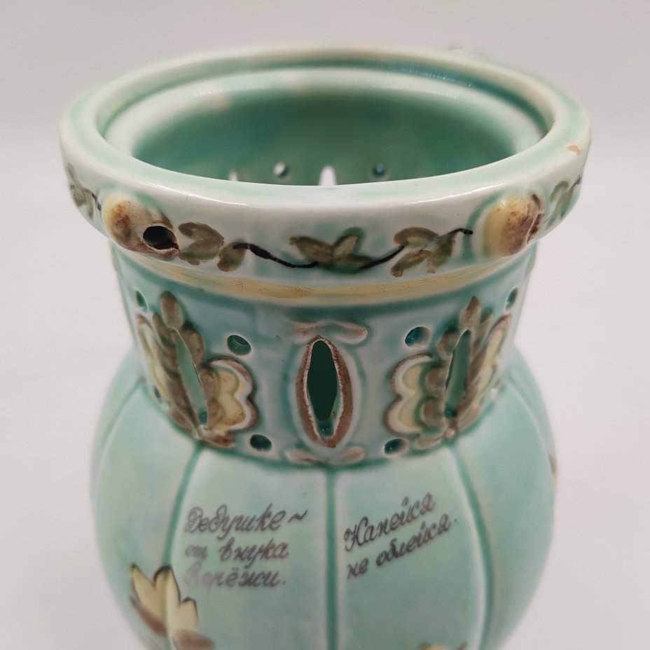 Кружка-шутиха с цветочным декором и фигурой птички на крышке (с дарственной надписью), фаянс, роспись, Конаковский фаянсовый завод им. М.И. Калинина (ЗиК Конаково), СССР, 1953 г.