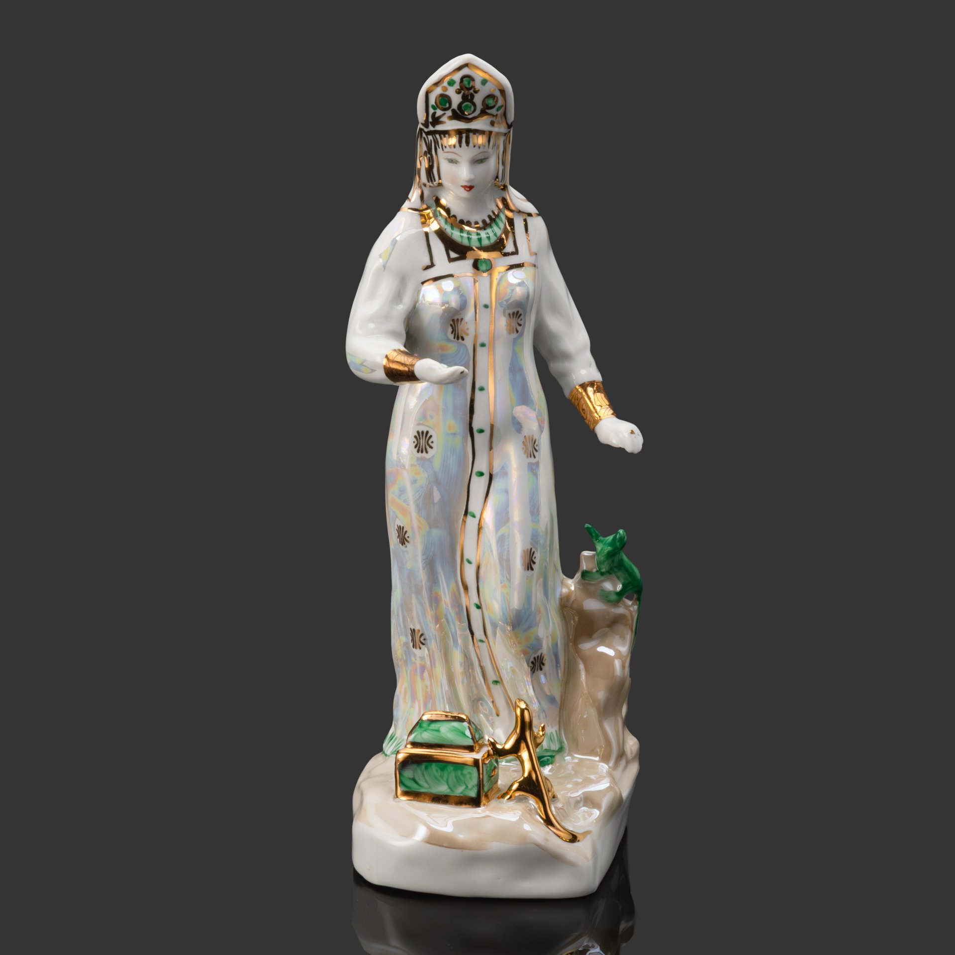 Статуэтка "Дары хозяйки Медной горы", скульптор Кожин П.М, художник Шепелева М.М., фарфор, роспись, люстр, золочение, Дулевский фарфоровый завод (Дулёво), Россия, 2001 г.