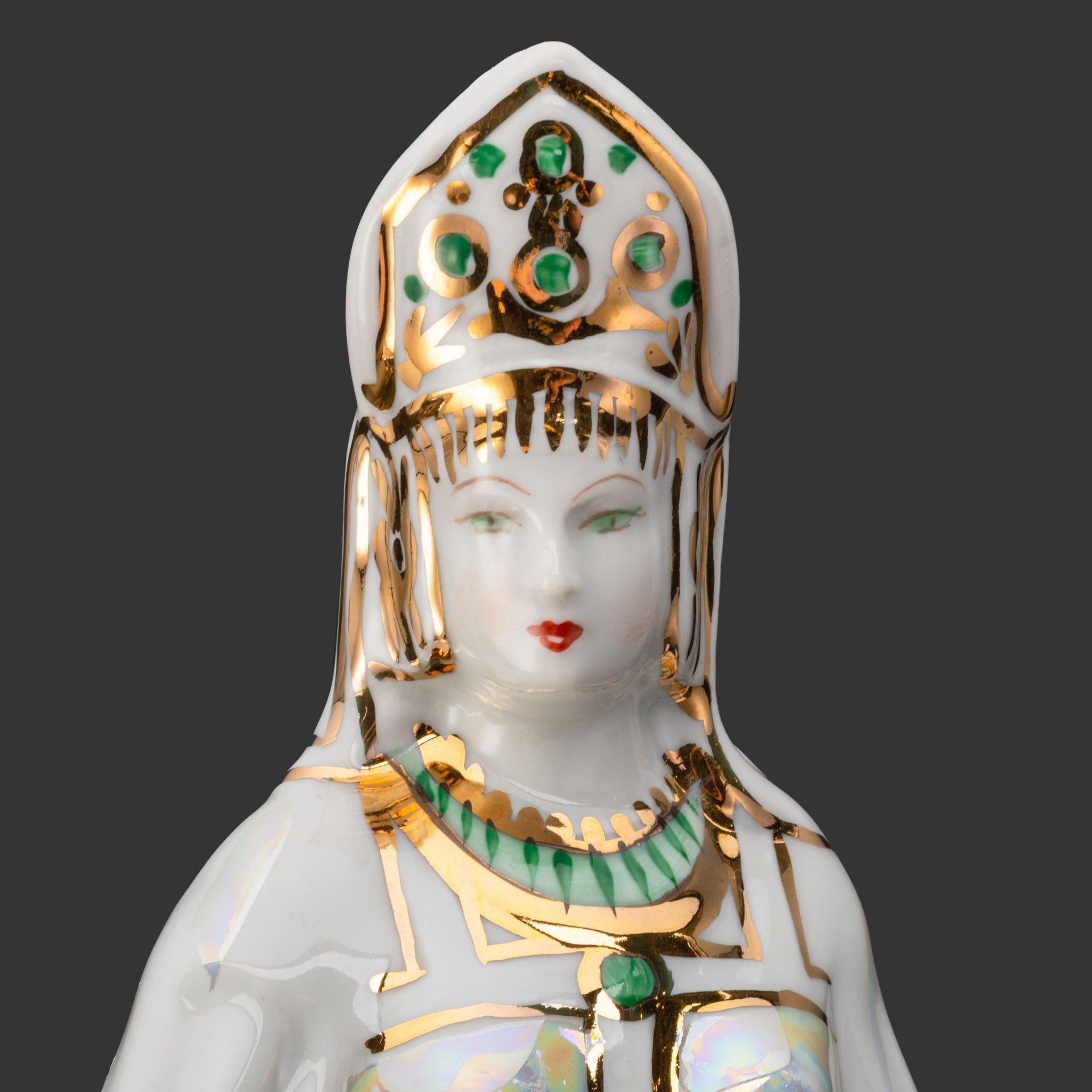 Статуэтка "Дары хозяйки Медной горы", скульптор Кожин П.М, художник Шепелева М.М., фарфор, роспись, люстр, золочение, Дулевский фарфоровый завод (Дулёво), Россия, 2001 г.