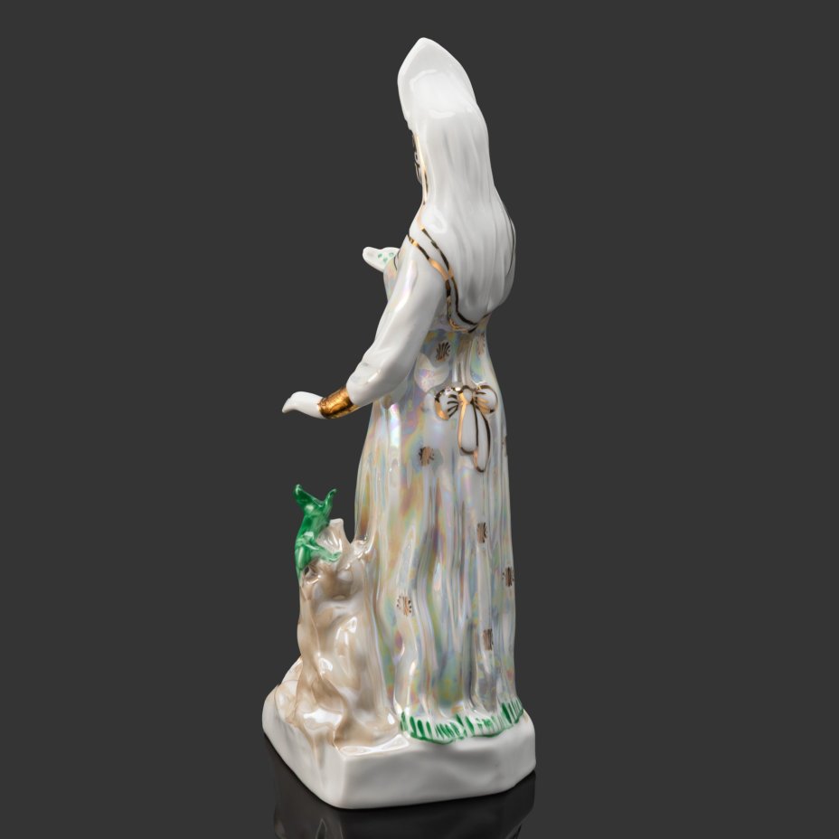 Статуэтка "Дары хозяйки Медной горы", скульптор Кожин П.М, художник Шепелева М.М., фарфор, роспись, люстр, золочение, Дулевский фарфоровый завод (Дулёво), Россия, 2001 г.