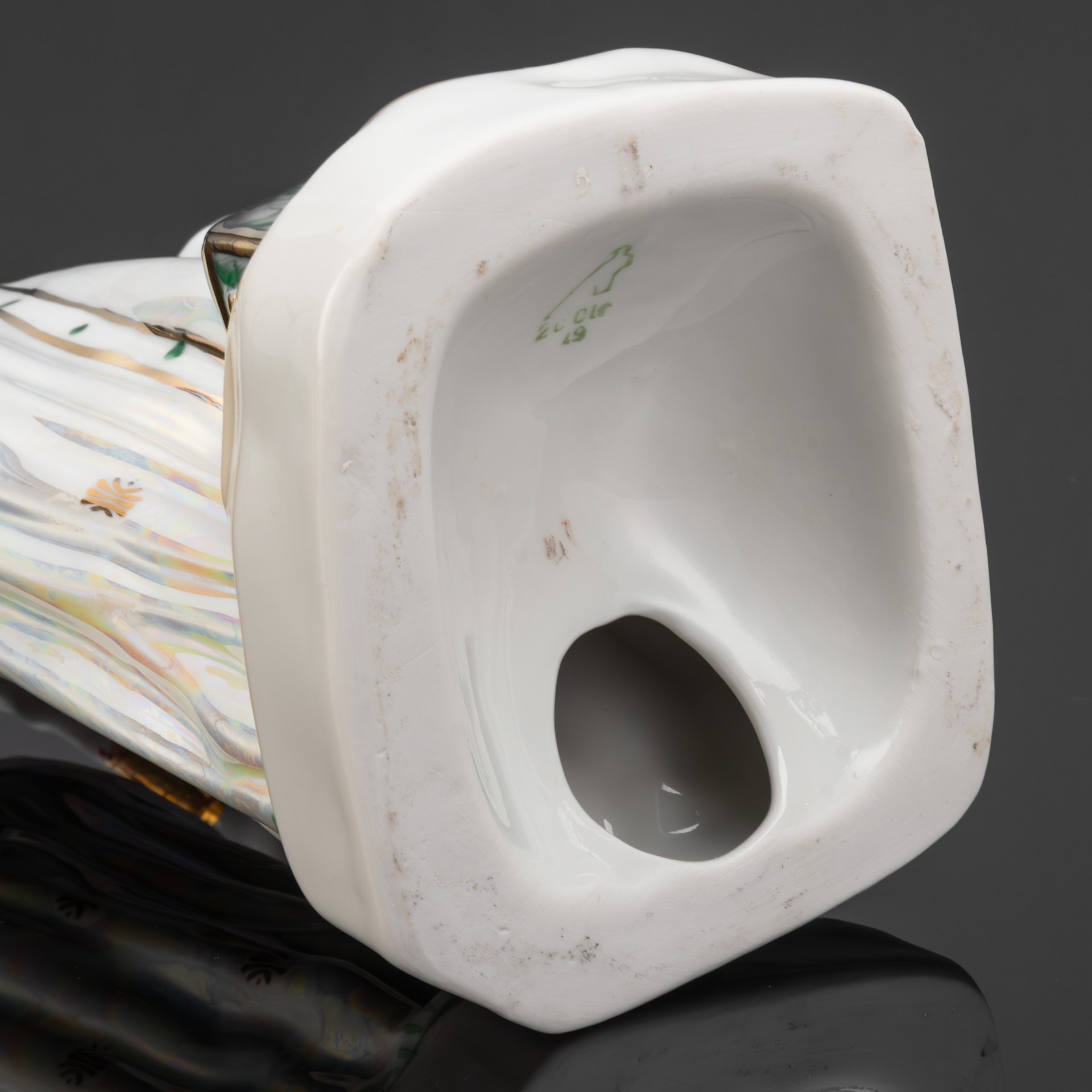 Статуэтка "Дары хозяйки Медной горы", скульптор Кожин П.М, художник Шепелева М.М., фарфор, роспись, люстр, золочение, Дулевский фарфоровый завод (Дулёво), Россия, 2001 г.