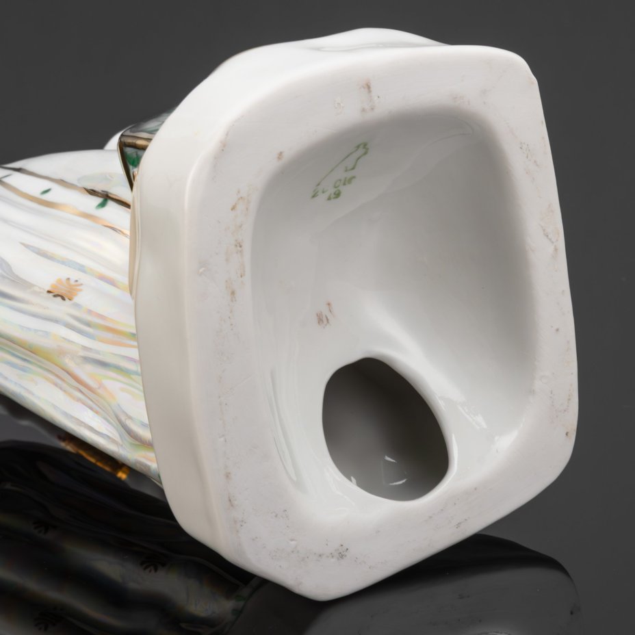 Статуэтка "Дары хозяйки Медной горы", скульптор Кожин П.М, художник Шепелева М.М., фарфор, роспись, люстр, золочение, Дулевский фарфоровый завод (Дулёво), Россия, 2001 г.