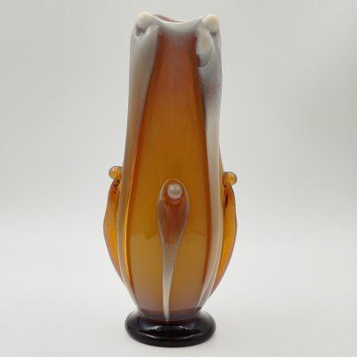 Ваза для цветов с рельефным декором на тулове, стекло, сульфидно-цинковое, гутная техника, налепы, Стекольный завод «Красный май», СССР, 1960-1970 гг.