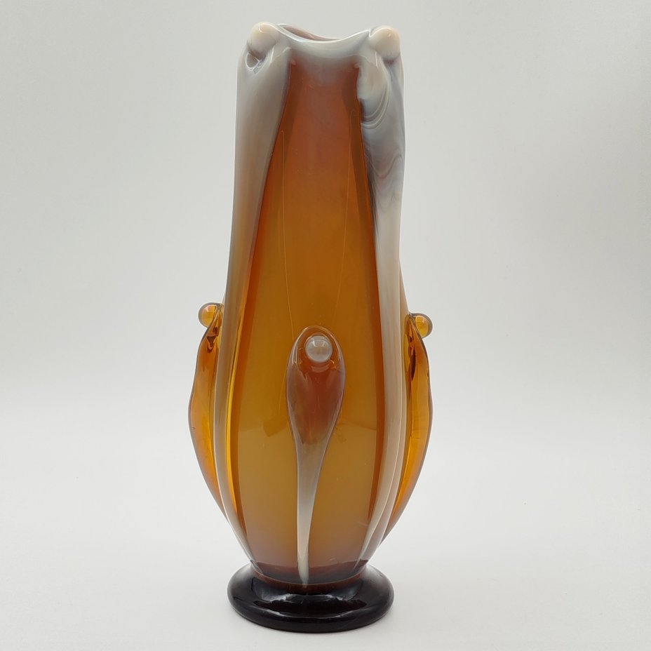 Ваза для цветов с рельефным декором на тулове, стекло, сульфидно-цинковое, гутная техника, налепы, Стекольный завод «Красный май», СССР, 1960-1970 гг.