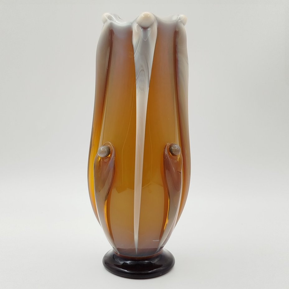 Ваза для цветов с рельефным декором на тулове, стекло, сульфидно-цинковое, гутная техника, налепы, Стекольный завод «Красный май», СССР, 1960-1970 гг.