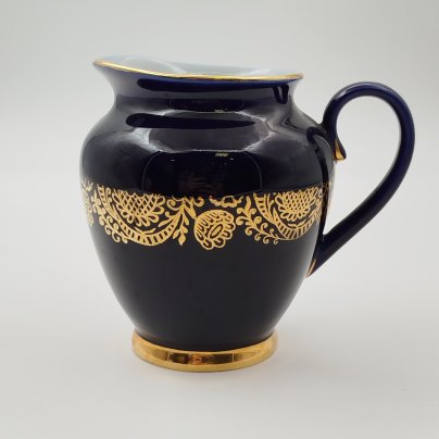 Молочник "Золотой фриз", автор формы С. Е. Яковлева, автор рисунка К. Г. Косенкова