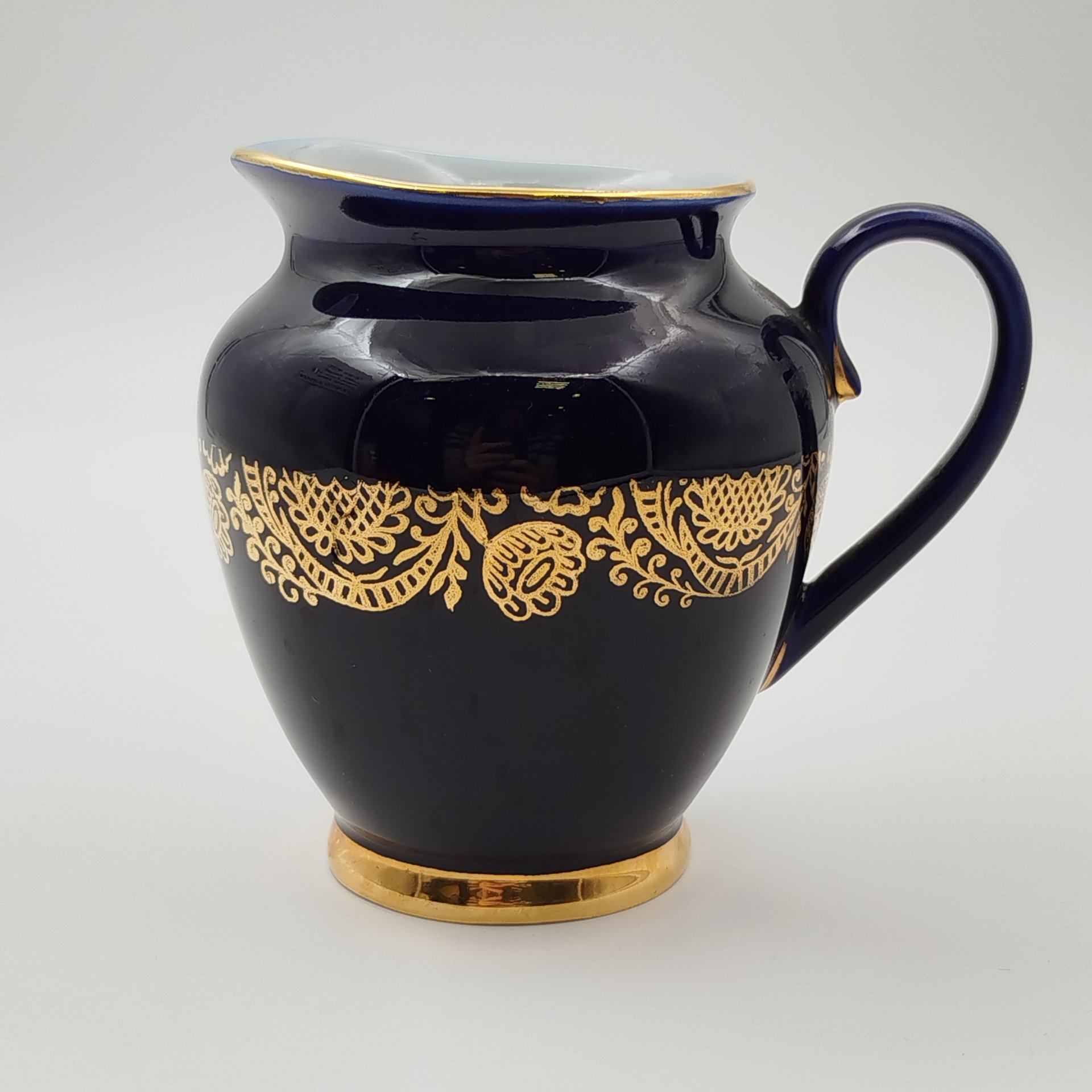 Молочник "Золотой фриз", автор формы С. Е. Яковлева, автор рисунка К. Г. Косенкова