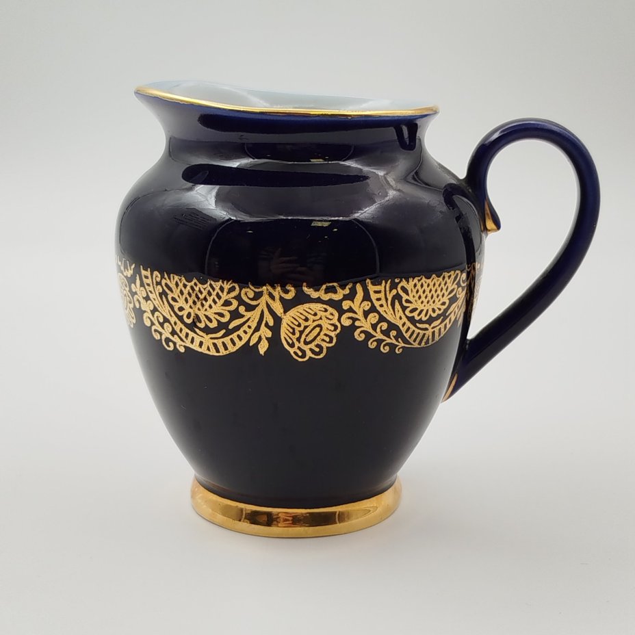 Молочник "Золотой фриз", автор формы С. Е. Яковлева, автор рисунка К. Г. Косенкова