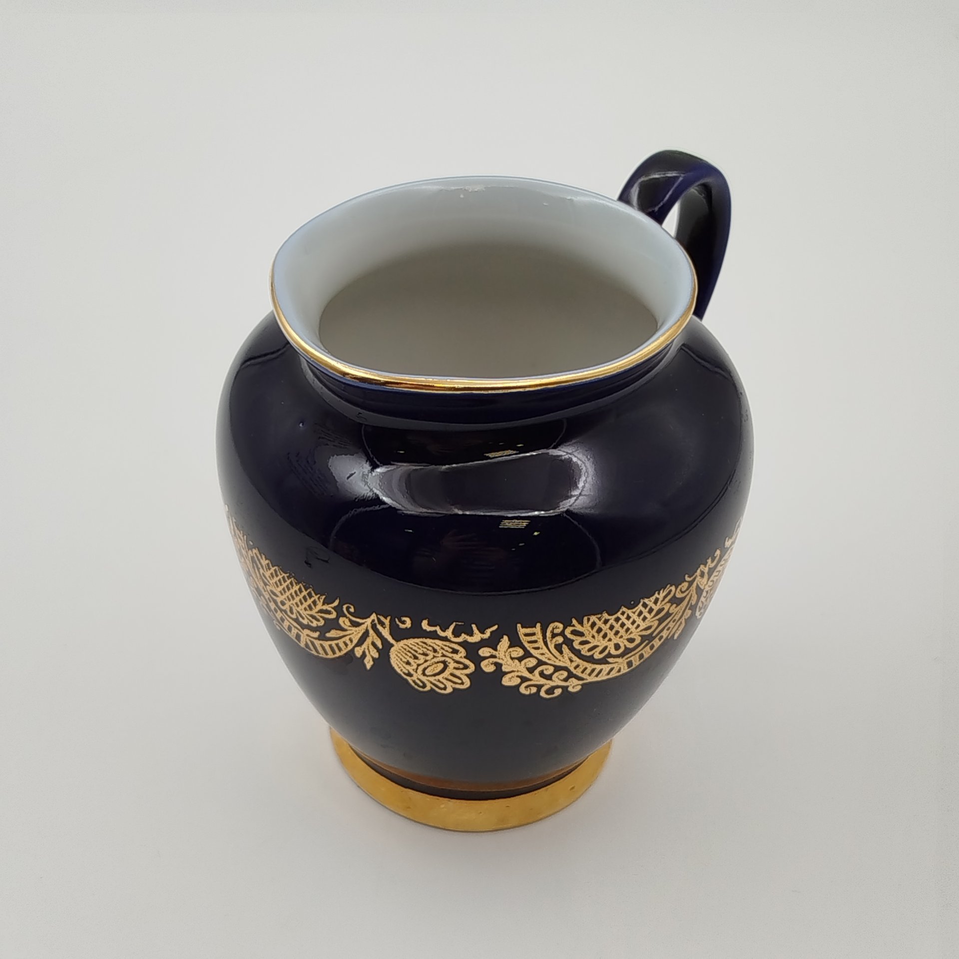 Молочник "Золотой фриз", автор формы С. Е. Яковлева, автор рисунка К. Г. Косенкова